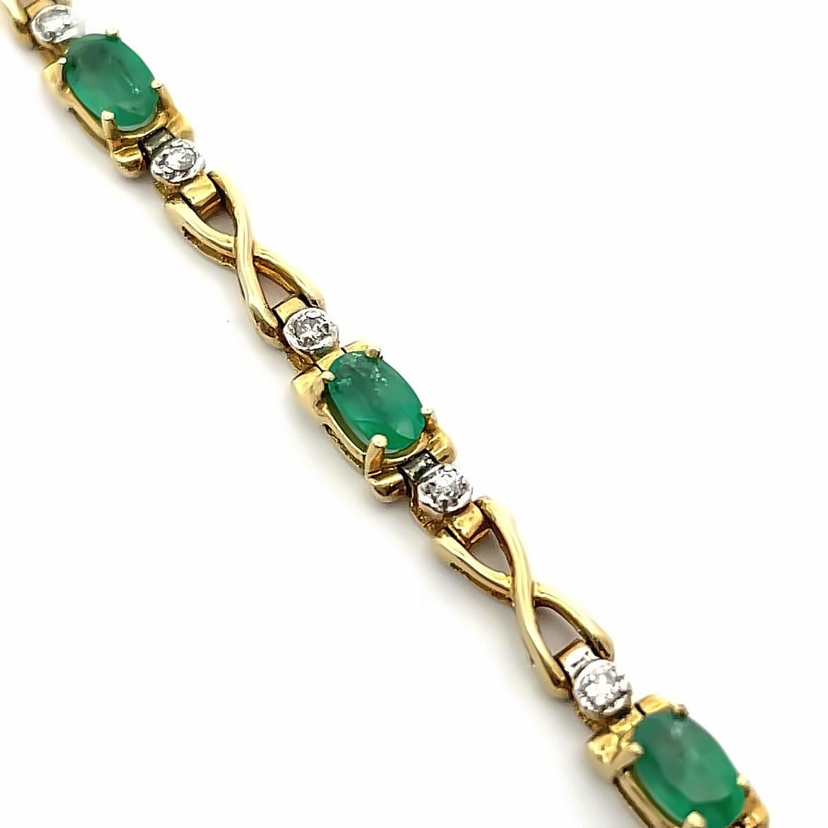 Emerald and Diamond Link Bracelet In Excellent Condition For Sale In New York, NY