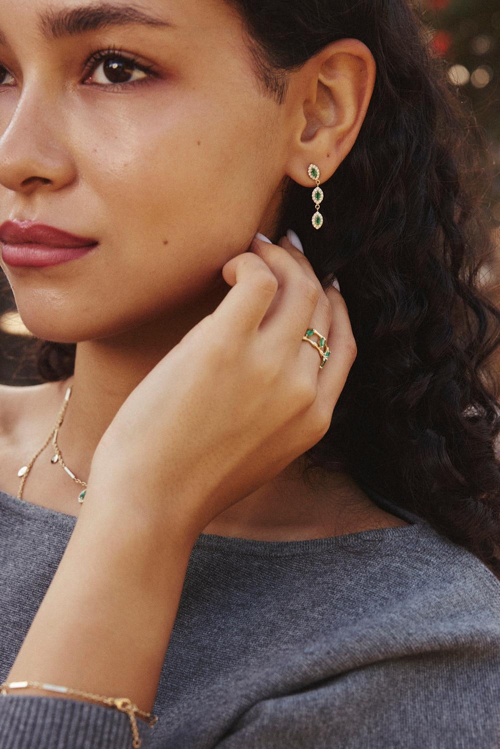 Ognuno di questi eleganti orecchini è composto da un Trio di smeraldi marquise, circondati da un'aureola di diamanti. La coppia ha 72 diamanti @ 0,36 ctw e 6 smeraldi marquise @ 0,43 ctw. Splendido con gli altri gioielli JewelBird con smeraldi e