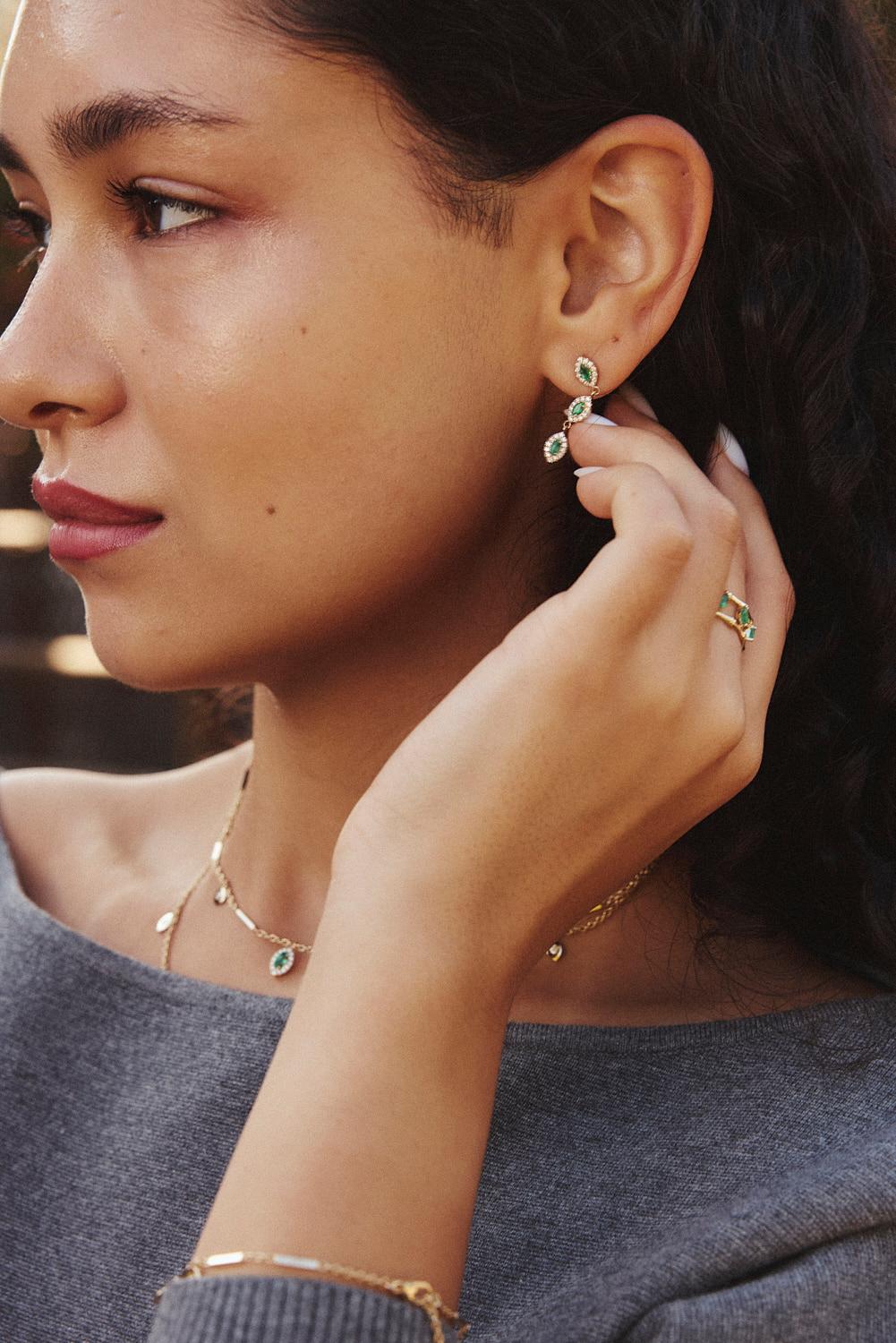 Taglio marquise Orecchini a goccia con smeraldi e diamanti in vendita