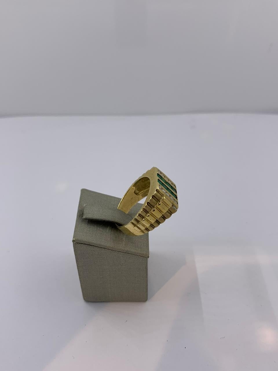 Men's Ring
Emerald and Diamond ring set in 14Kt Gold
Emeralds 0.85
Diamond 0.31 ct
21-11354
