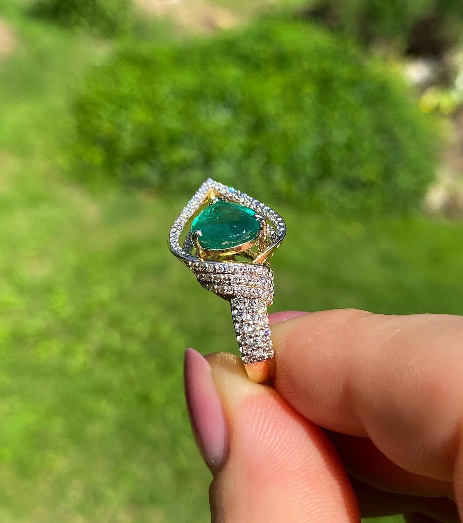 Anello con smeraldo e diamante naturale, oro giallo 14 carati 7US, certificato in vendita 1