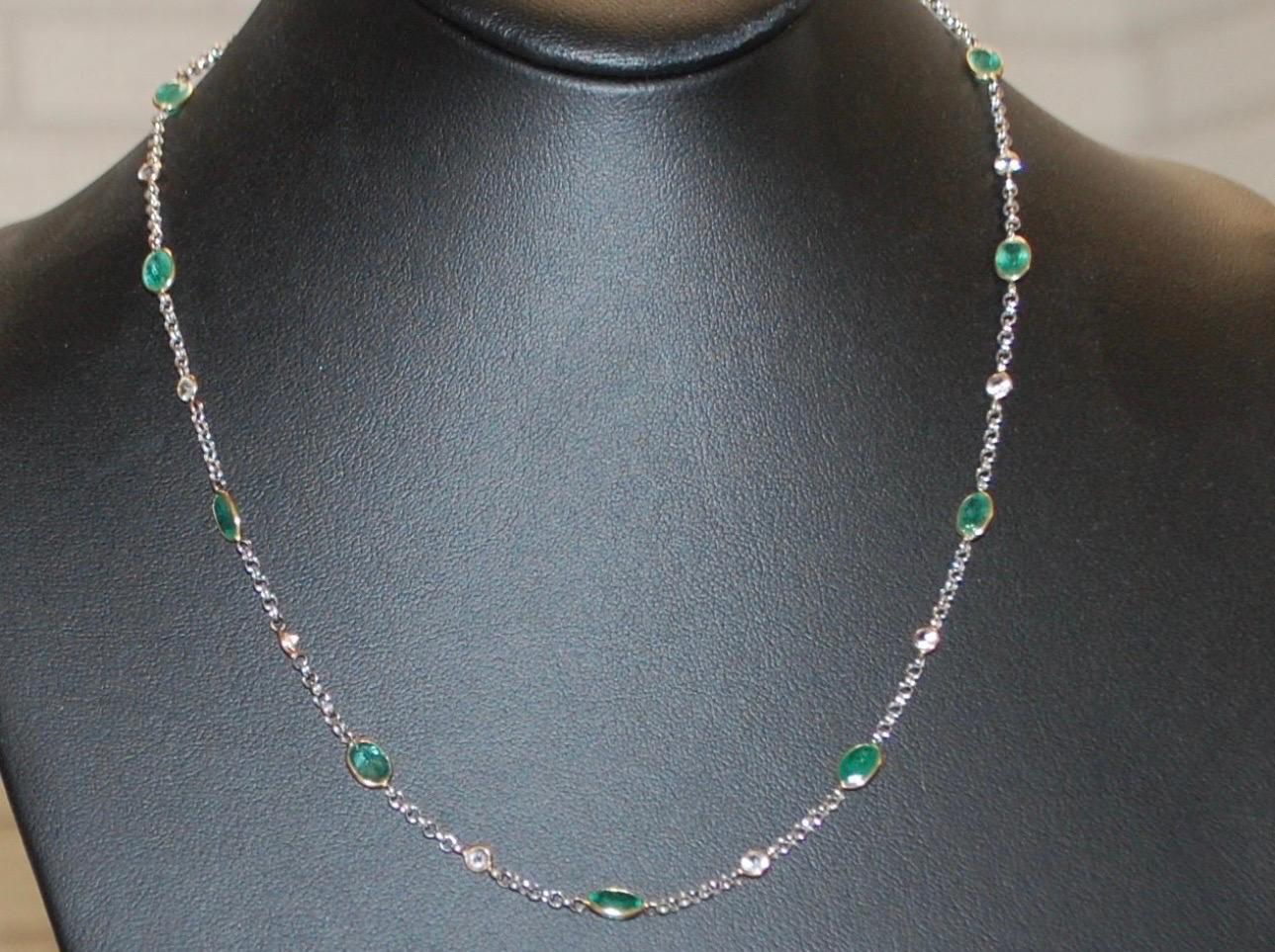Atemberaubend elegante Smaragd- und Diamant-Halskette mit passenden ovalen Smaragden (kolumbianischer Herkunft) Kolumbianische Smaragde sind bläulich grün und in der Regel transparenter, diese Halskette ist mit konfliktfreien Diamanten laut