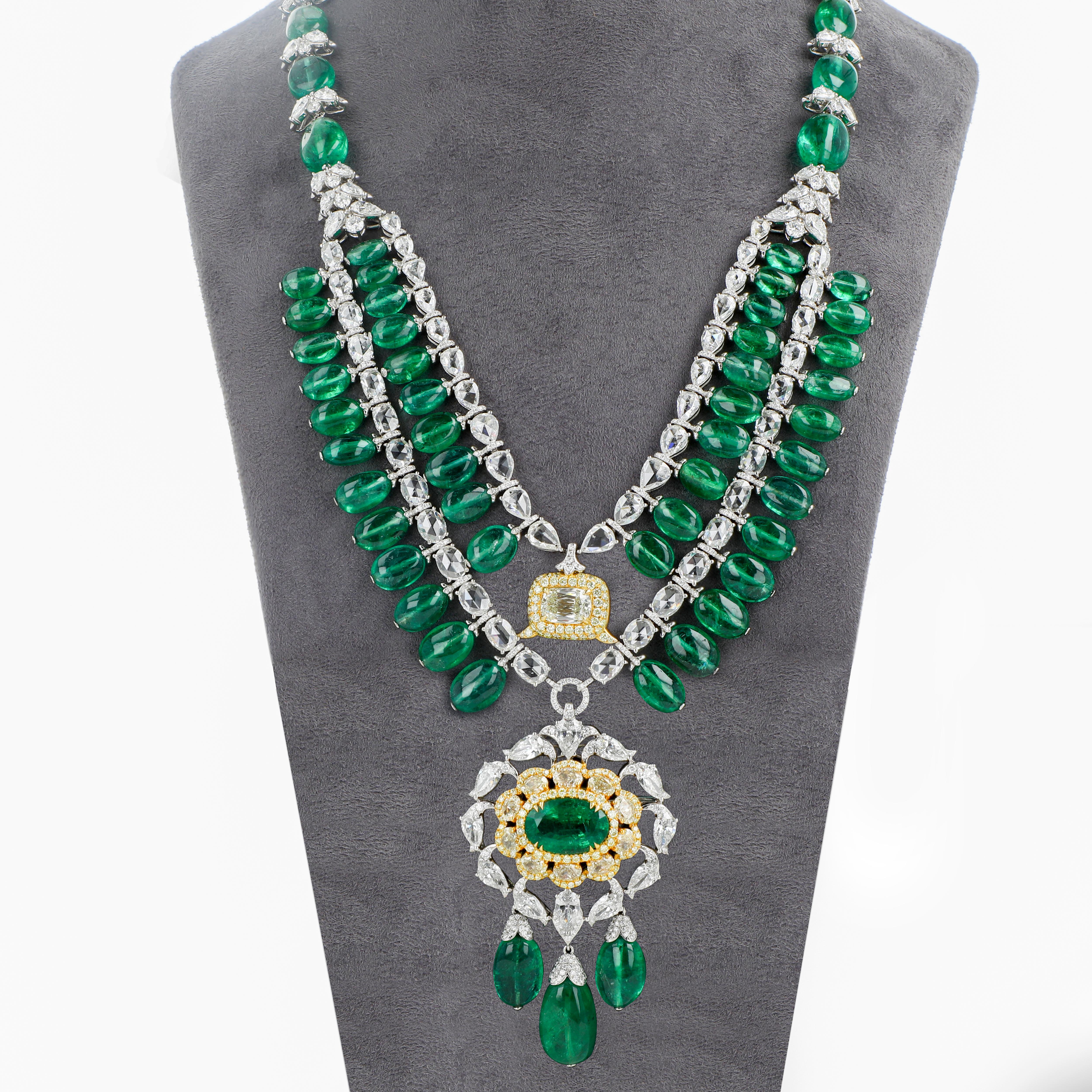 Diese Halskette strahlt klassischen Stil und Eleganz aus und ist mit Diamanten im Rosenschliff und sambischen Smaragdperlen verziert. Um die Ausstrahlung zu erhöhen, werden natürliche gelbe Diamanten entworfen, um das Aussehen zu verbessern. Die