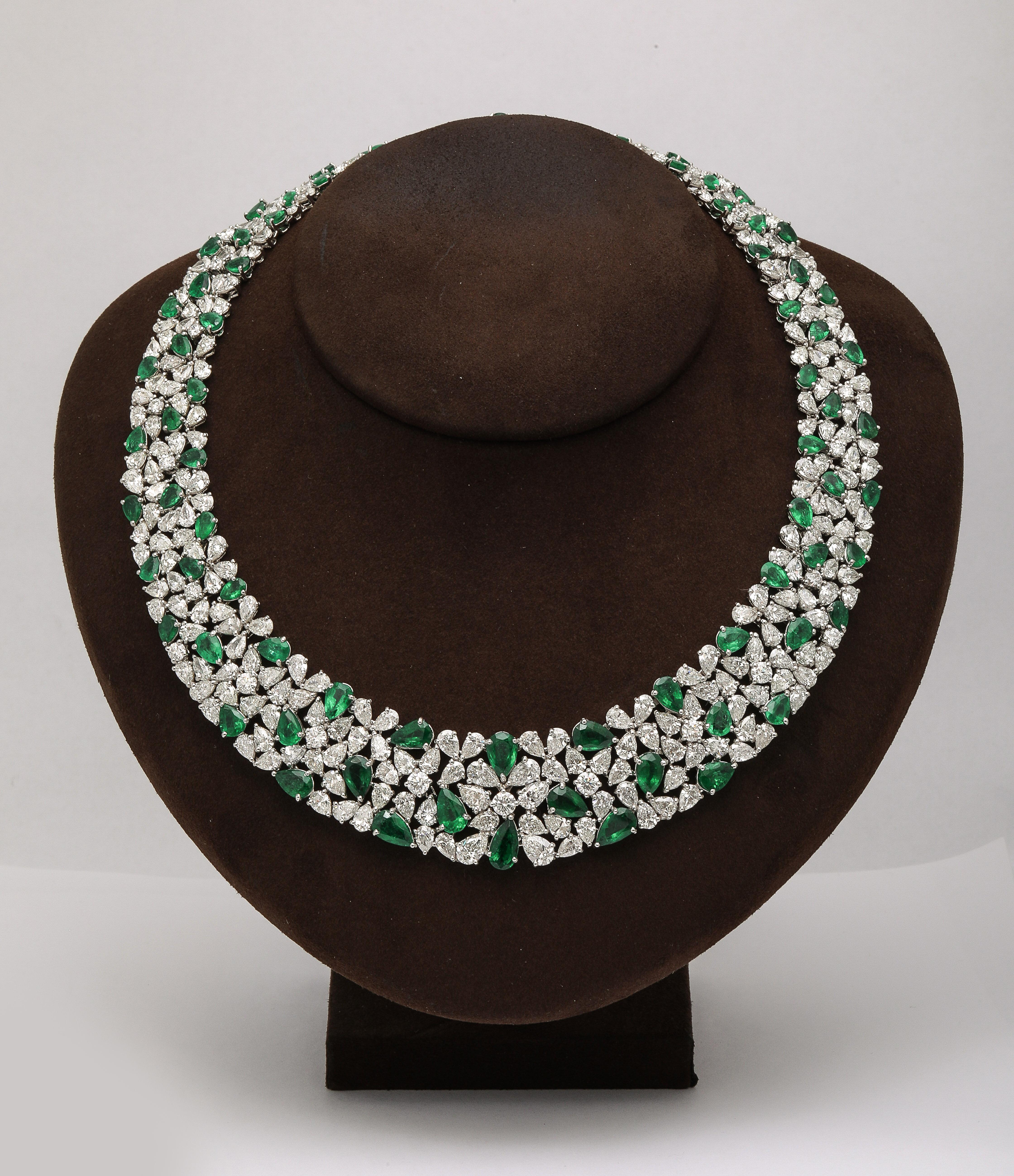 
Ein sensationelles Stück!
 
44,76 Karat zertifizierte VIVID GREEN Smaragde in Birnenform. 88,78 Karat farblose weiße runde und birnenförmige Diamanten, gefasst in Platin. 

Eine einzigartige Halskette, die tadellos gemacht ist und schön abschließt.