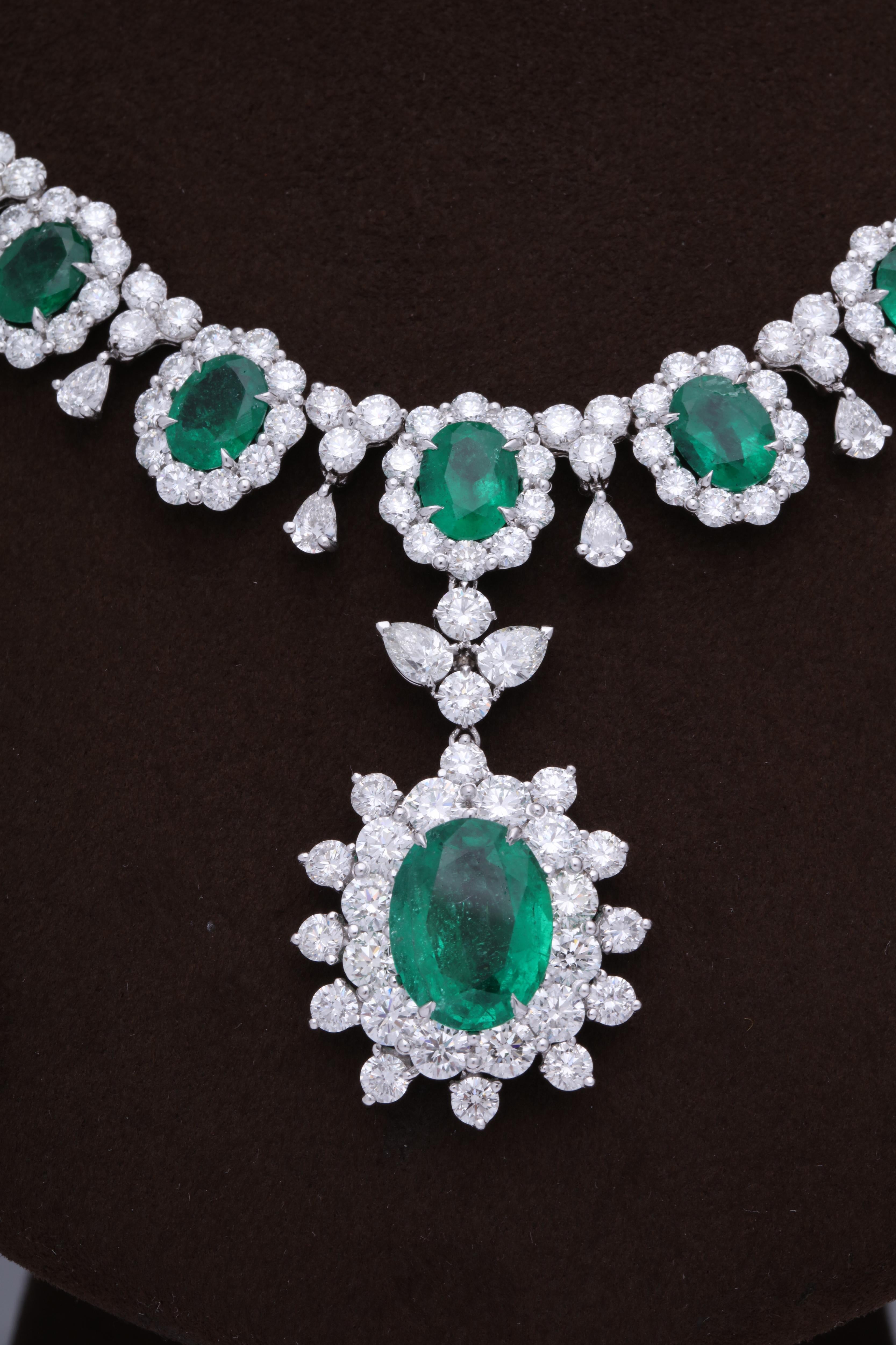 Halskette mit Smaragd und Diamanten (Ovalschliff) im Angebot