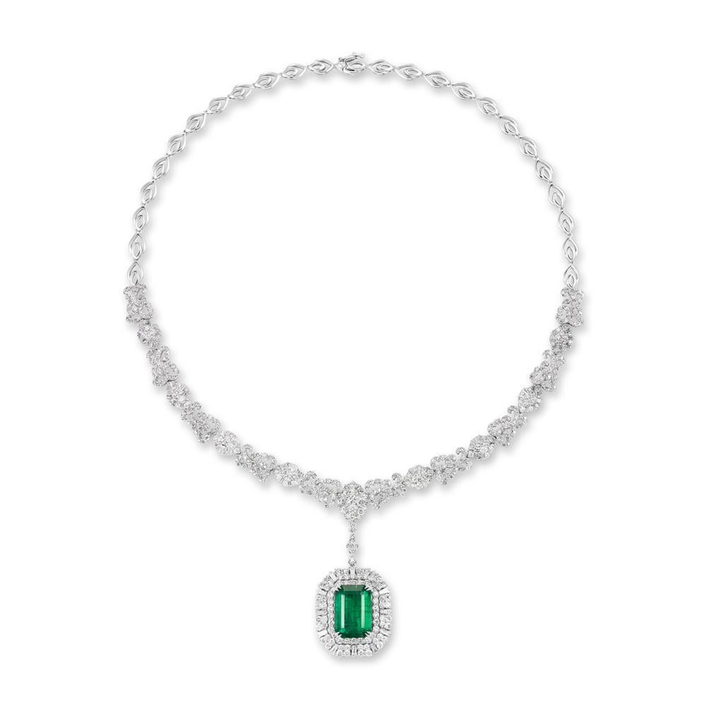 Modern 18k White Gold 9.07ct Emerald And 8.41ct Diamond Necklace For Sale