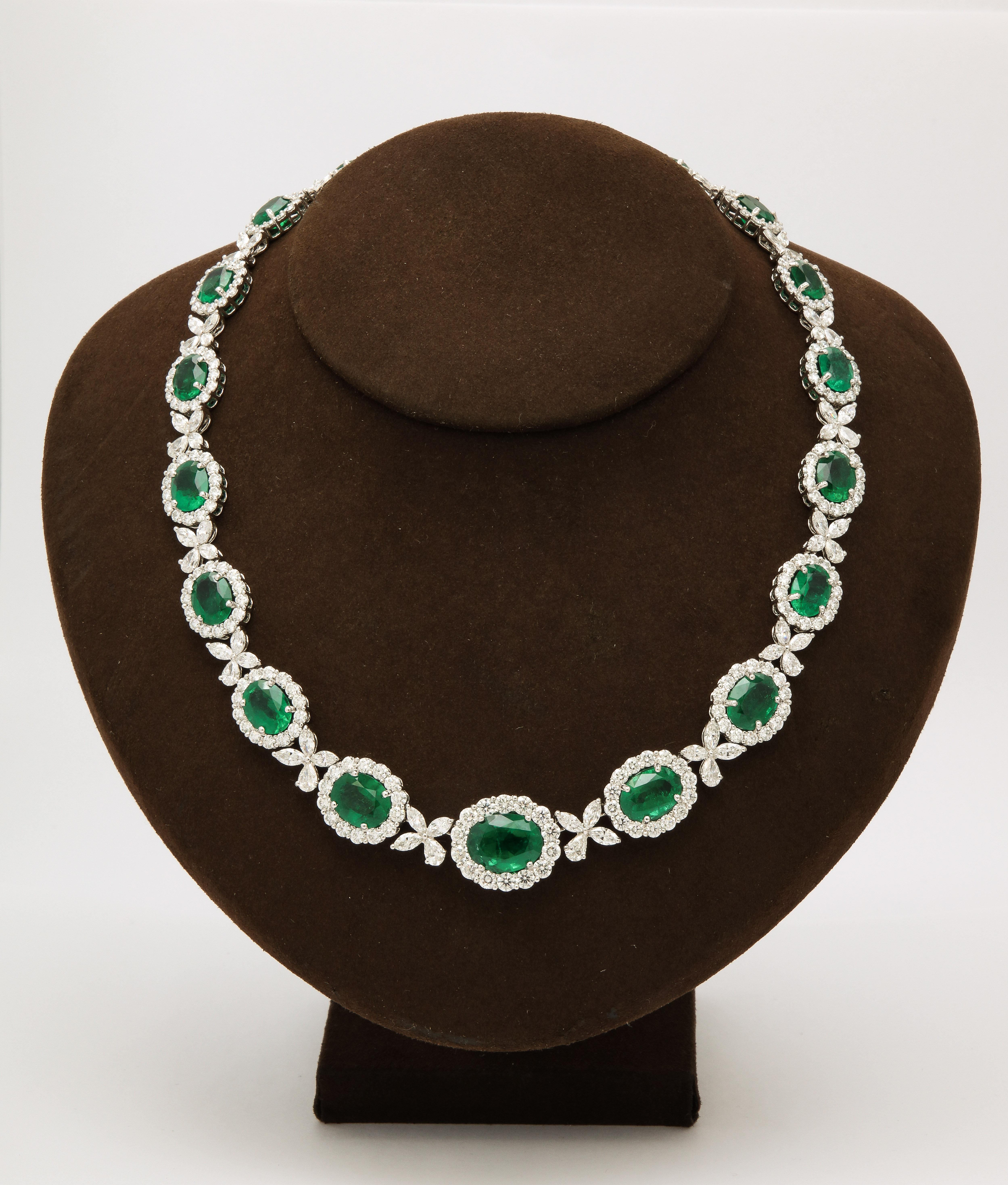 Smaragd- und Diamant-Halskette (Ovalschliff) im Angebot