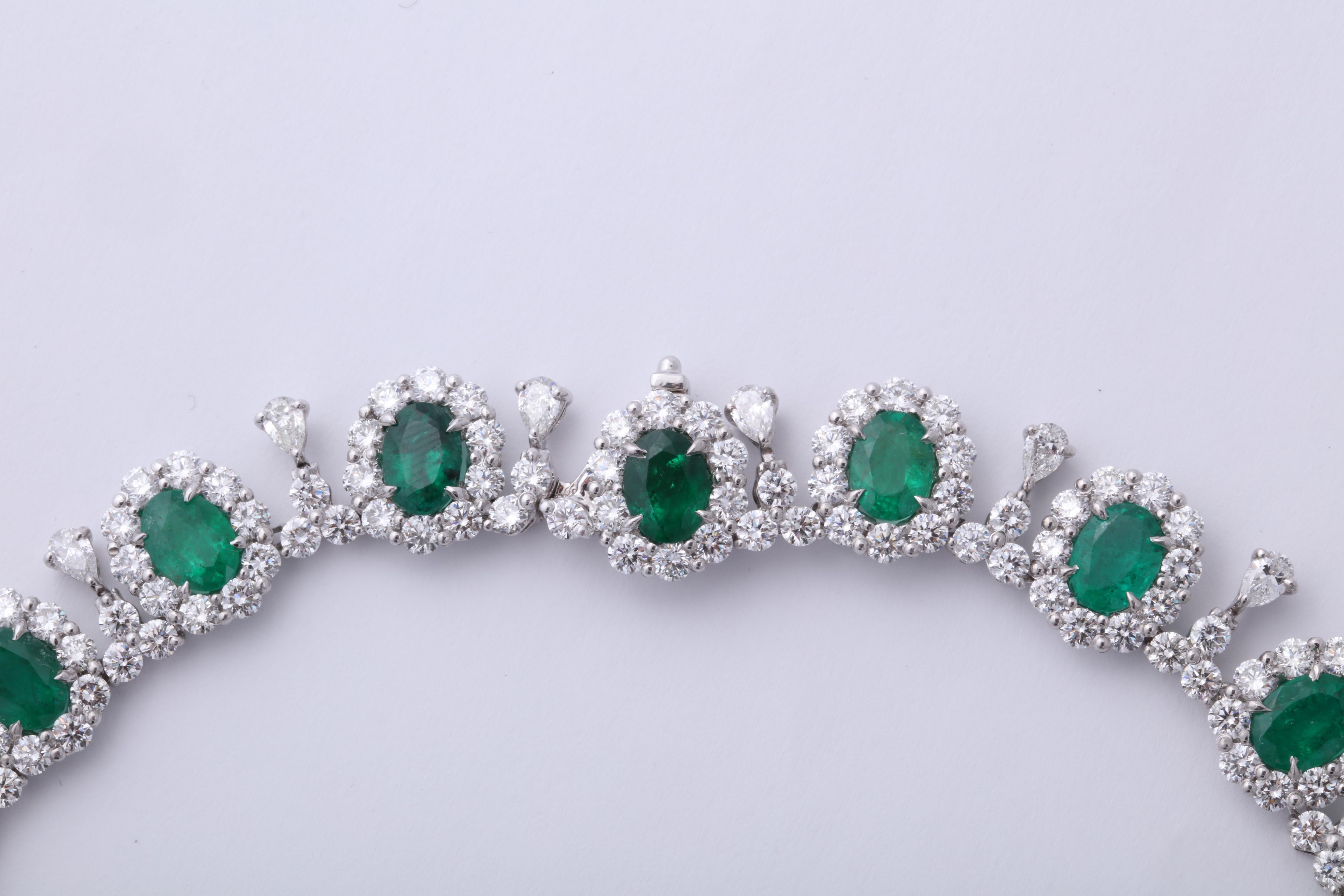 Halskette mit Smaragd und Diamanten Damen im Angebot