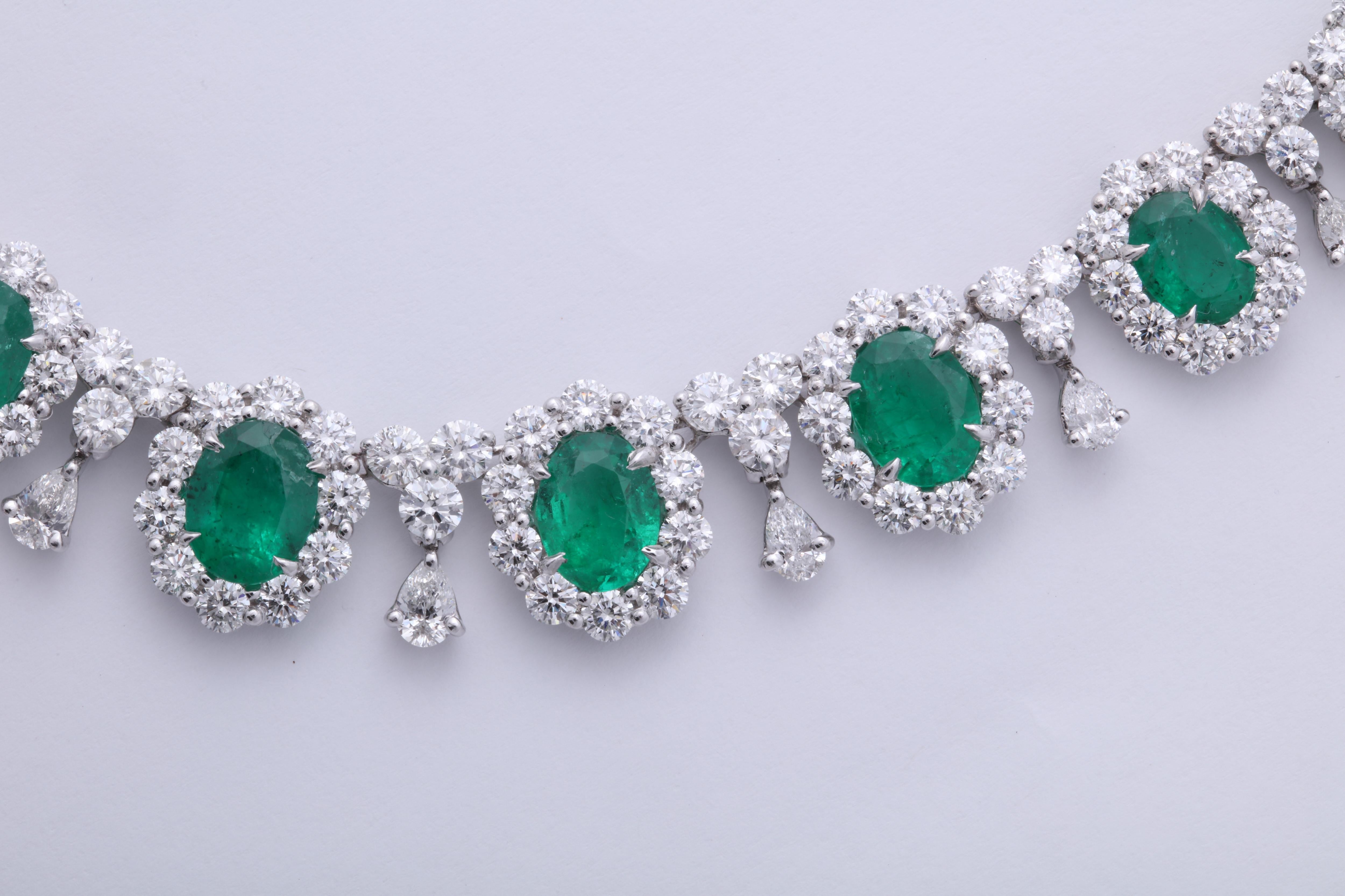 Halskette mit Smaragd und Diamanten im Angebot 2