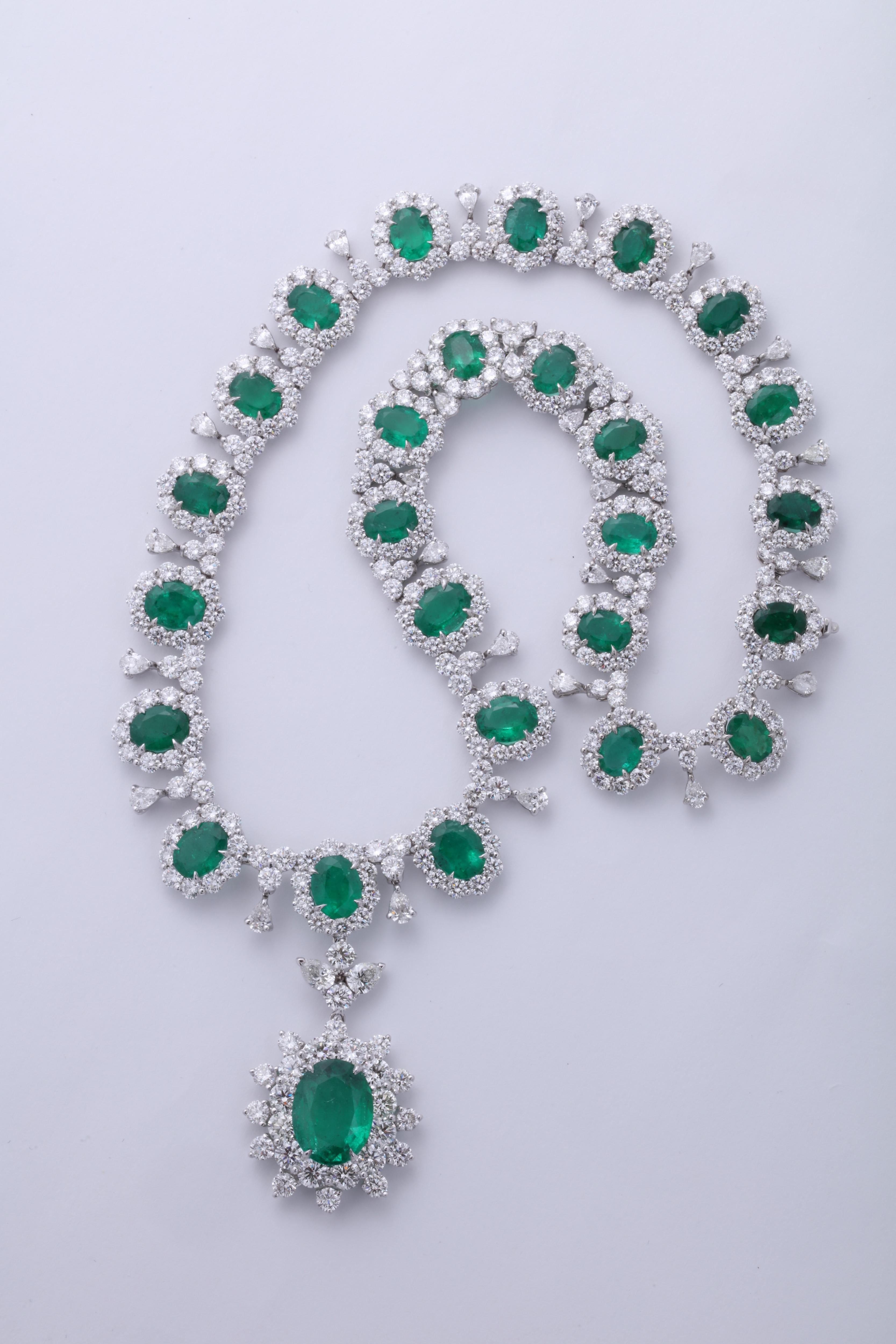 Halskette mit Smaragd und Diamanten im Angebot 3