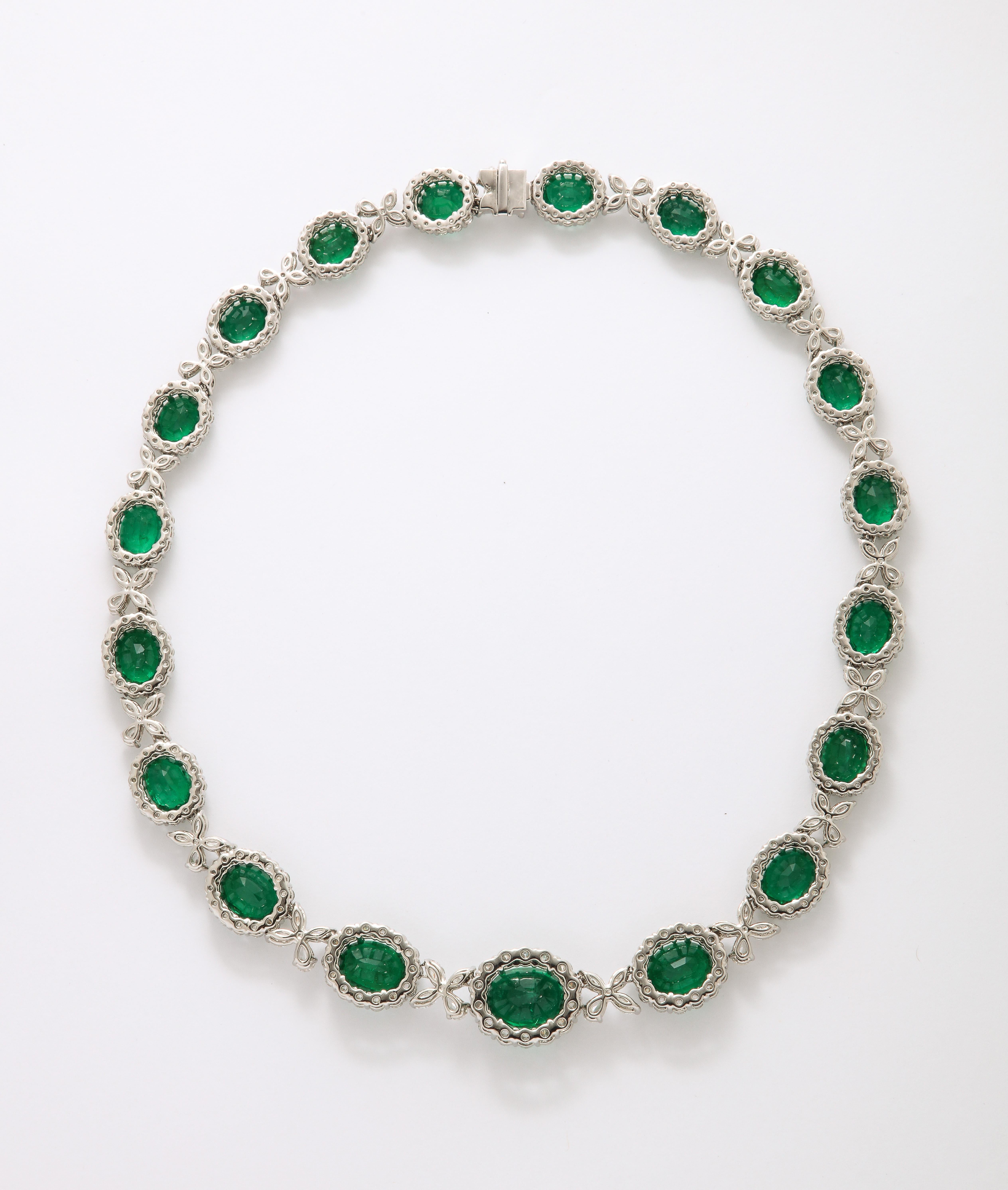 Smaragd- und Diamant-Halskette im Angebot 3