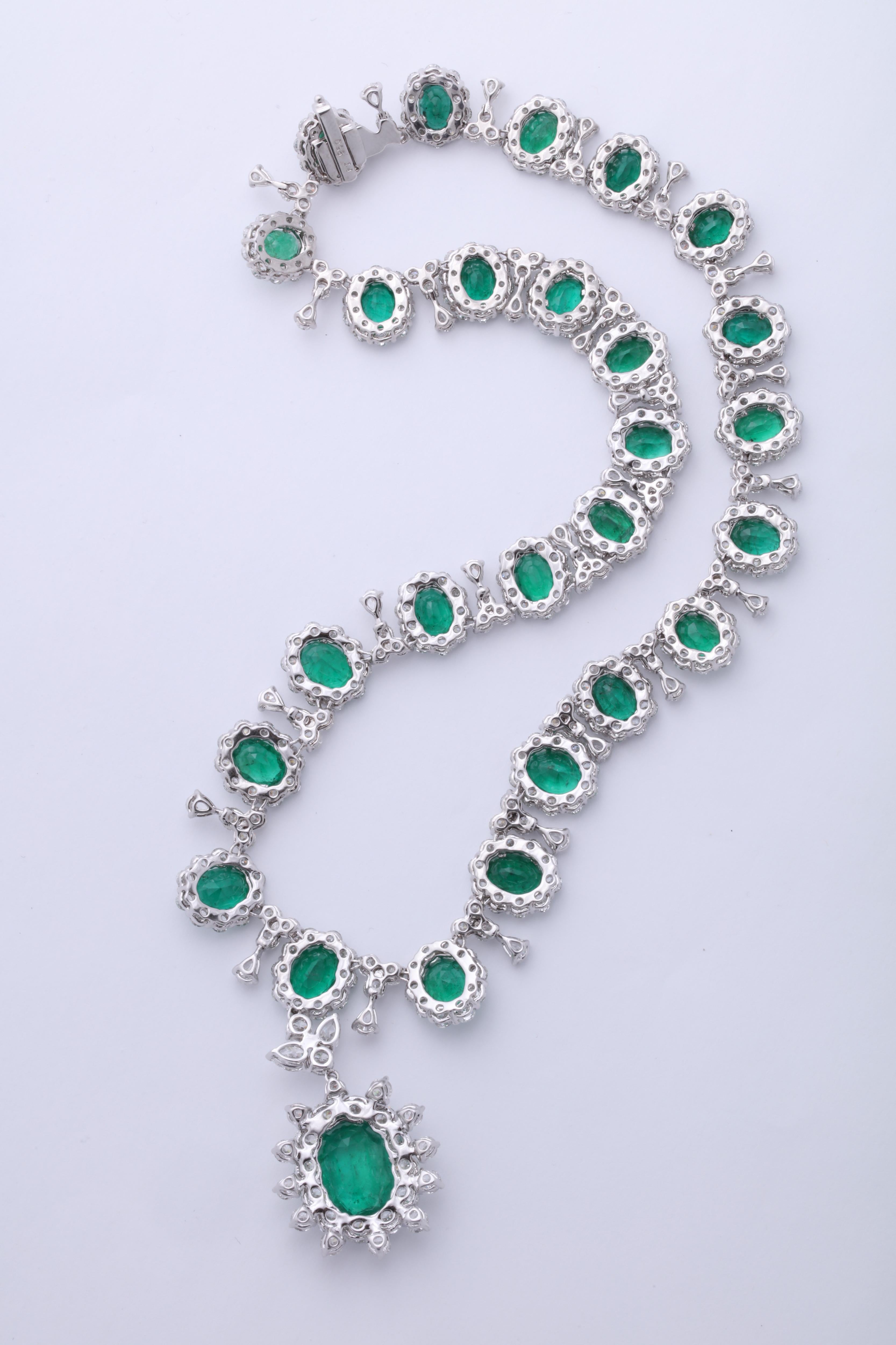 Halskette mit Smaragd und Diamanten im Angebot 4