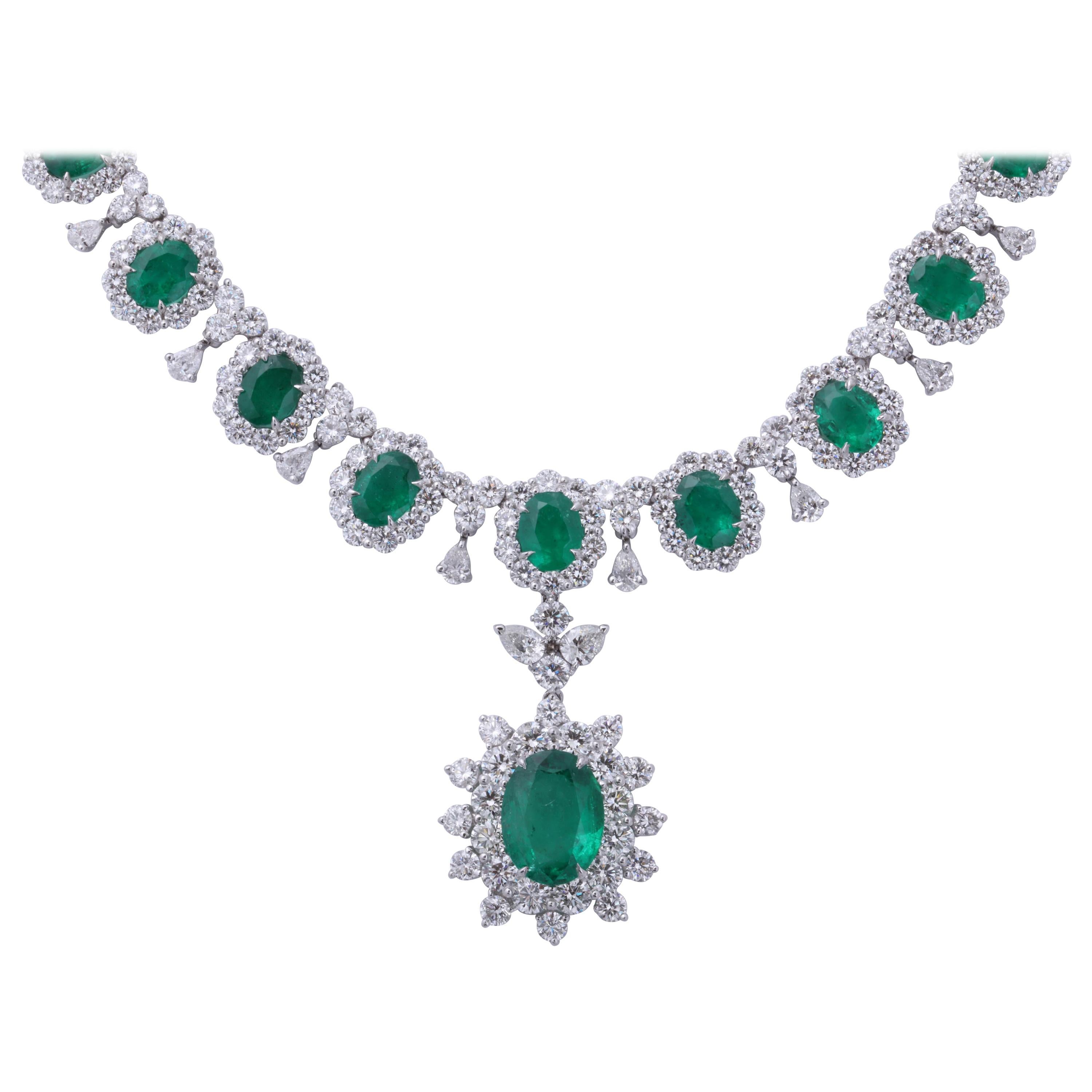 Halskette mit Smaragd und Diamanten im Angebot