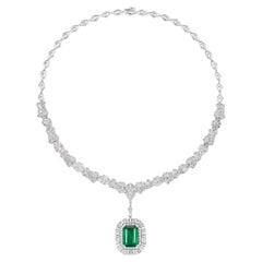 Collana in oro bianco 18k con smeraldo da 9,07 carati e diamante da 8,41 carati