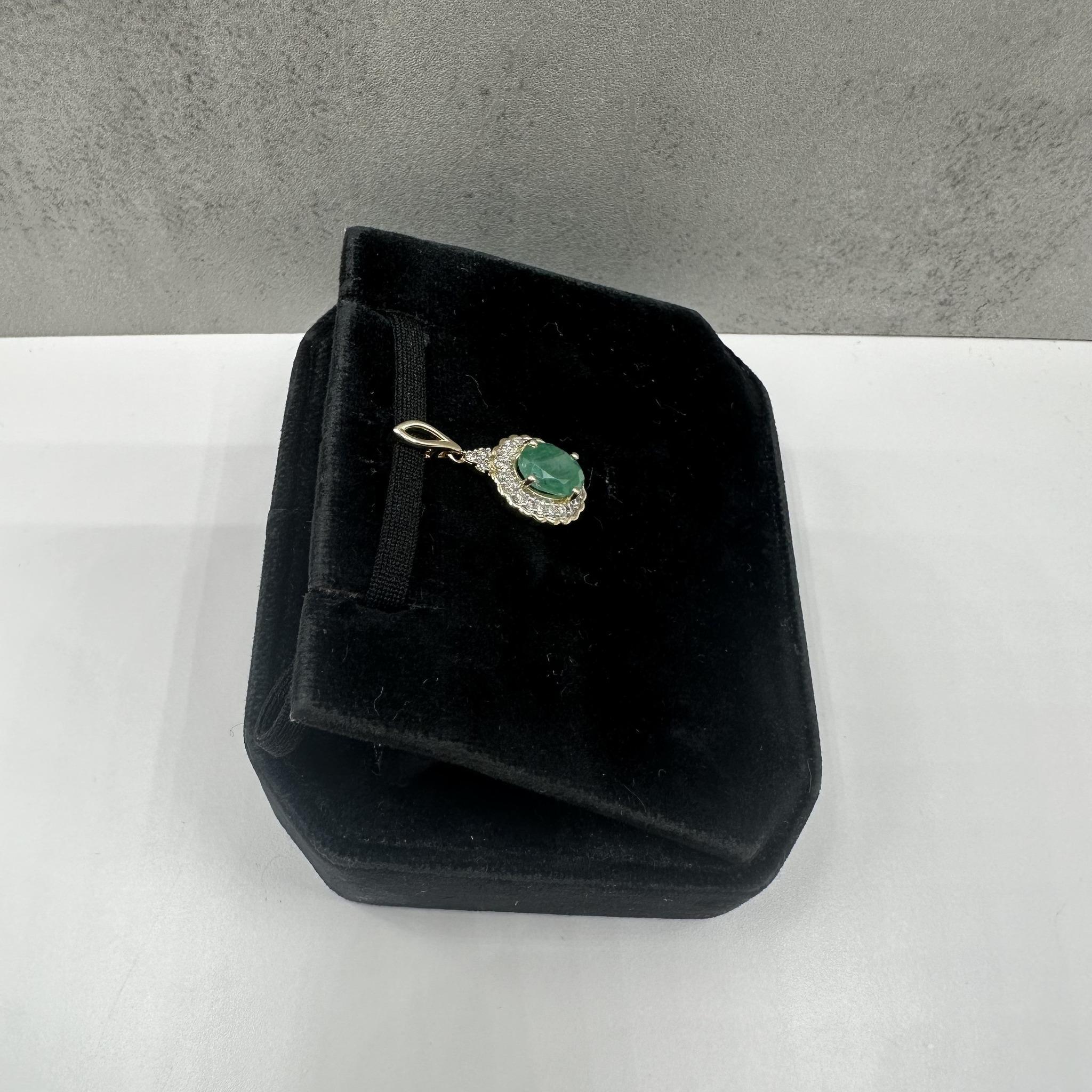 Taglio ovale Collana di smeraldi e diamanti in oro giallo 10kt - 0,18ctw, 7x5,2mm, New in vendita