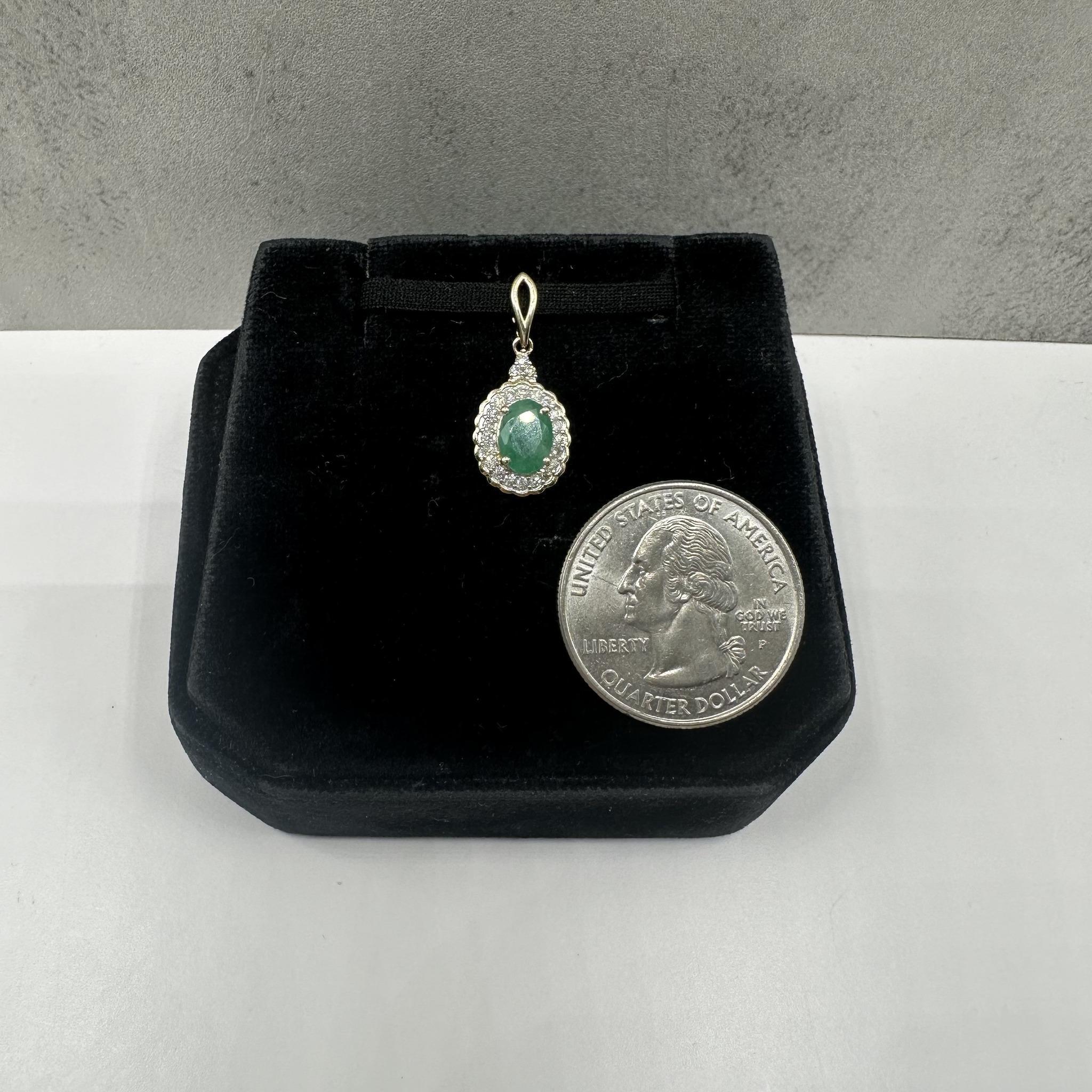 Collana di smeraldi e diamanti in oro giallo 10kt - 0,18ctw, 7x5,2mm, New In condizioni Nuovo in vendita a West Hempstead, NY