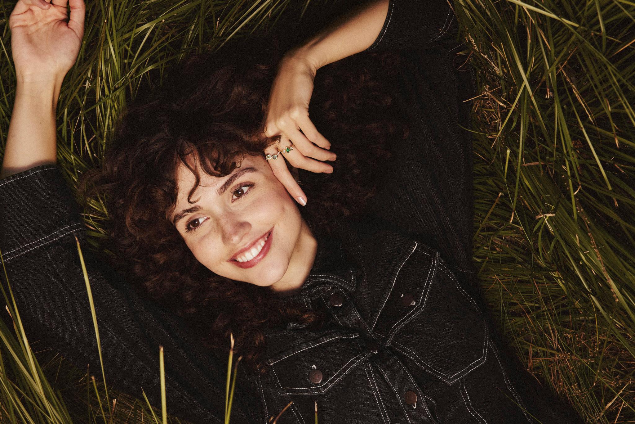 Artigiano Anello a pera con smeraldo e diamante in vendita