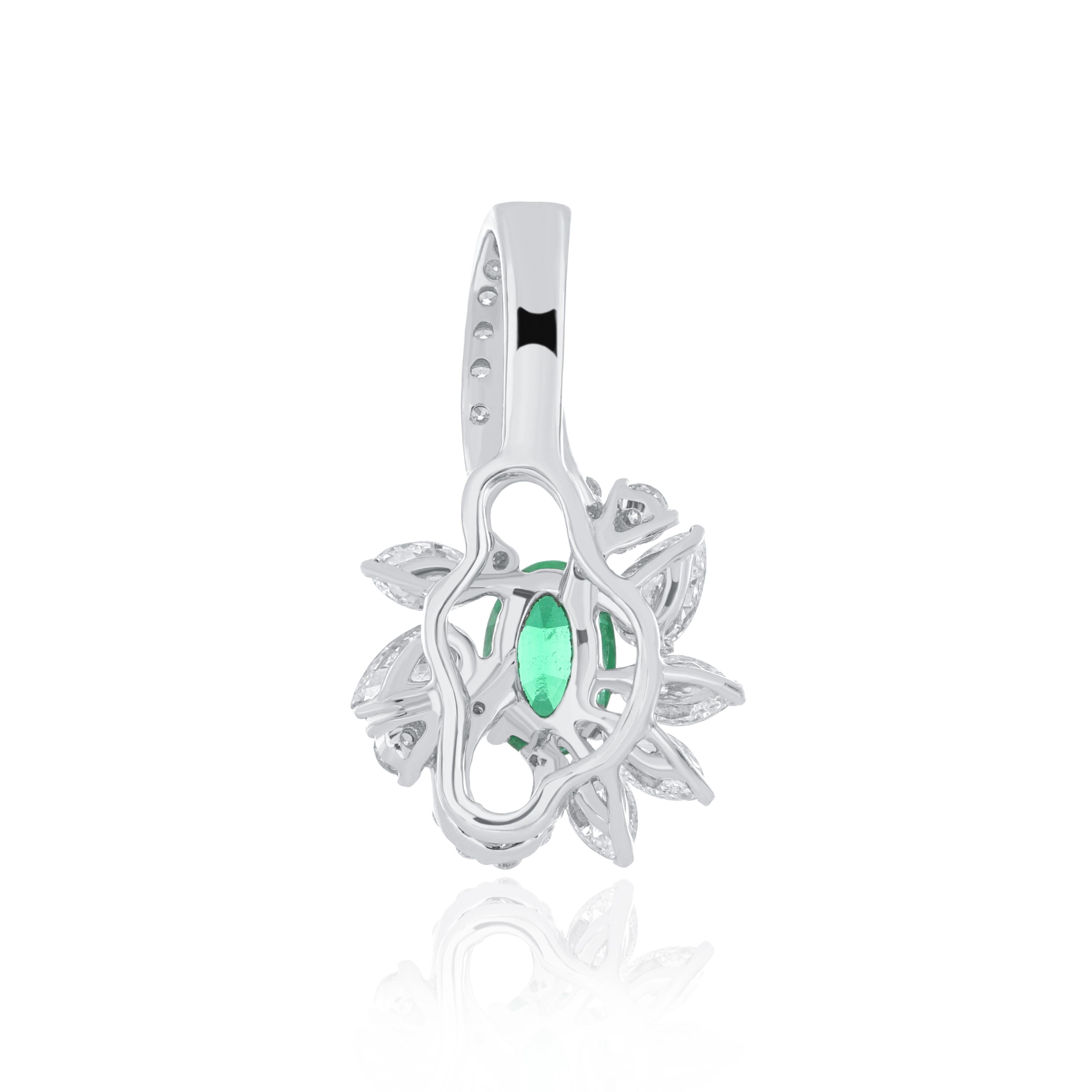 Emerald and Diamond Pendant 18 Karat White Gold handcraft jewelry Pendant In New Condition For Sale In JAIPUR, IN