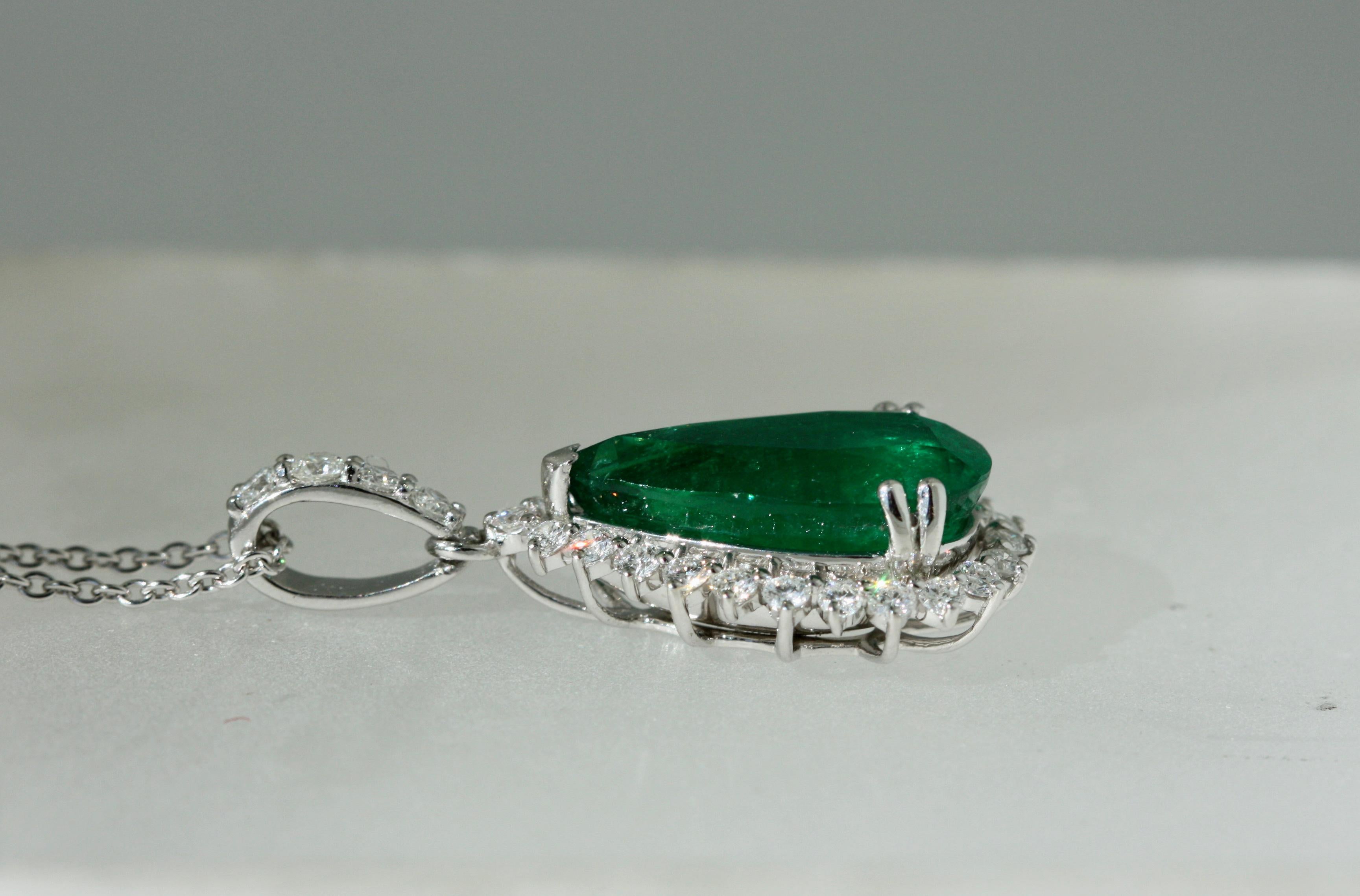 Emerald and Diamond Pendant In Good Condition In Palm Beach, FL