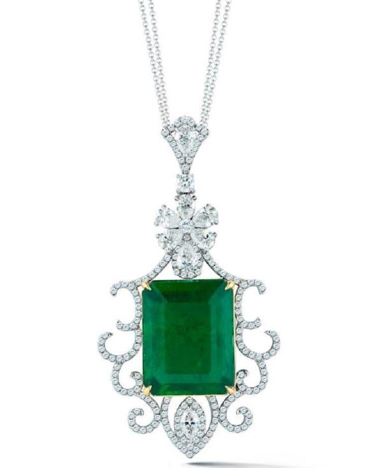 Emerald and Diamond Pendant In Excellent Condition For Sale In Dania Beach, FL
