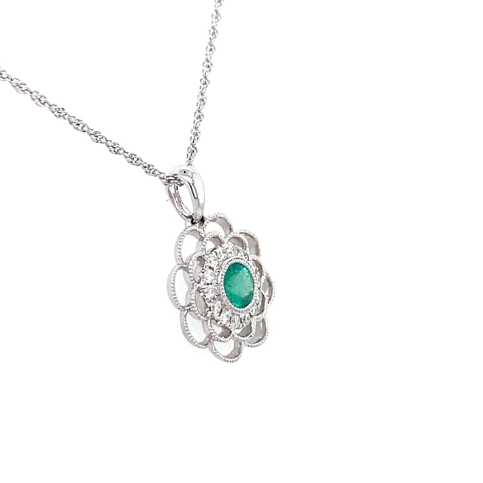 Smaragd- und Diamant-Anhänger aus 14K Weißgold (Smaragdschliff) im Angebot