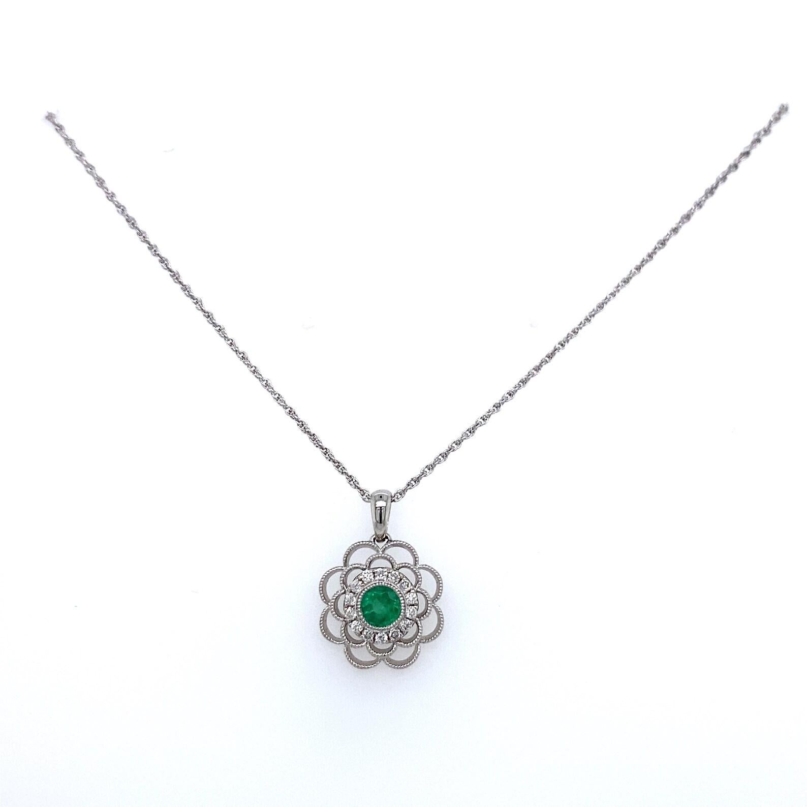 Emerald and Diamond Pendant in 14K White Gold In New Condition For Sale In New York, NY