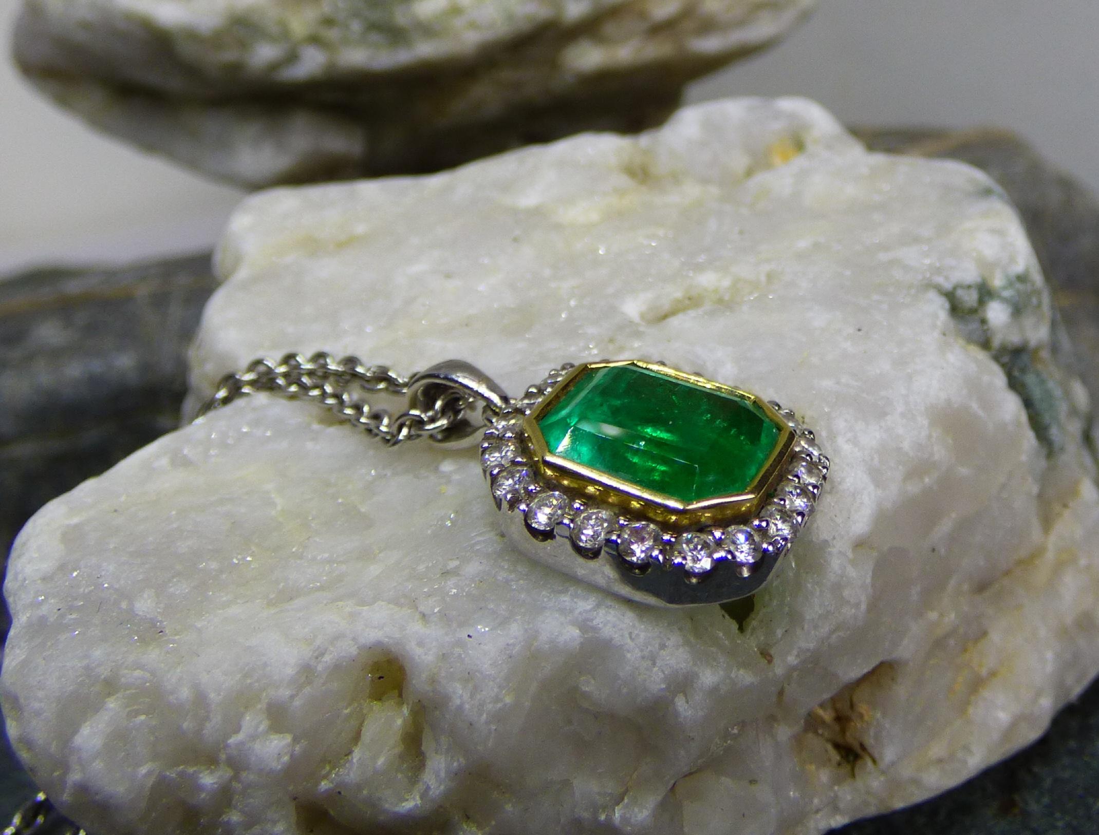 Contemporary Emerald and Diamond Pendant in 18K Gold For Sale