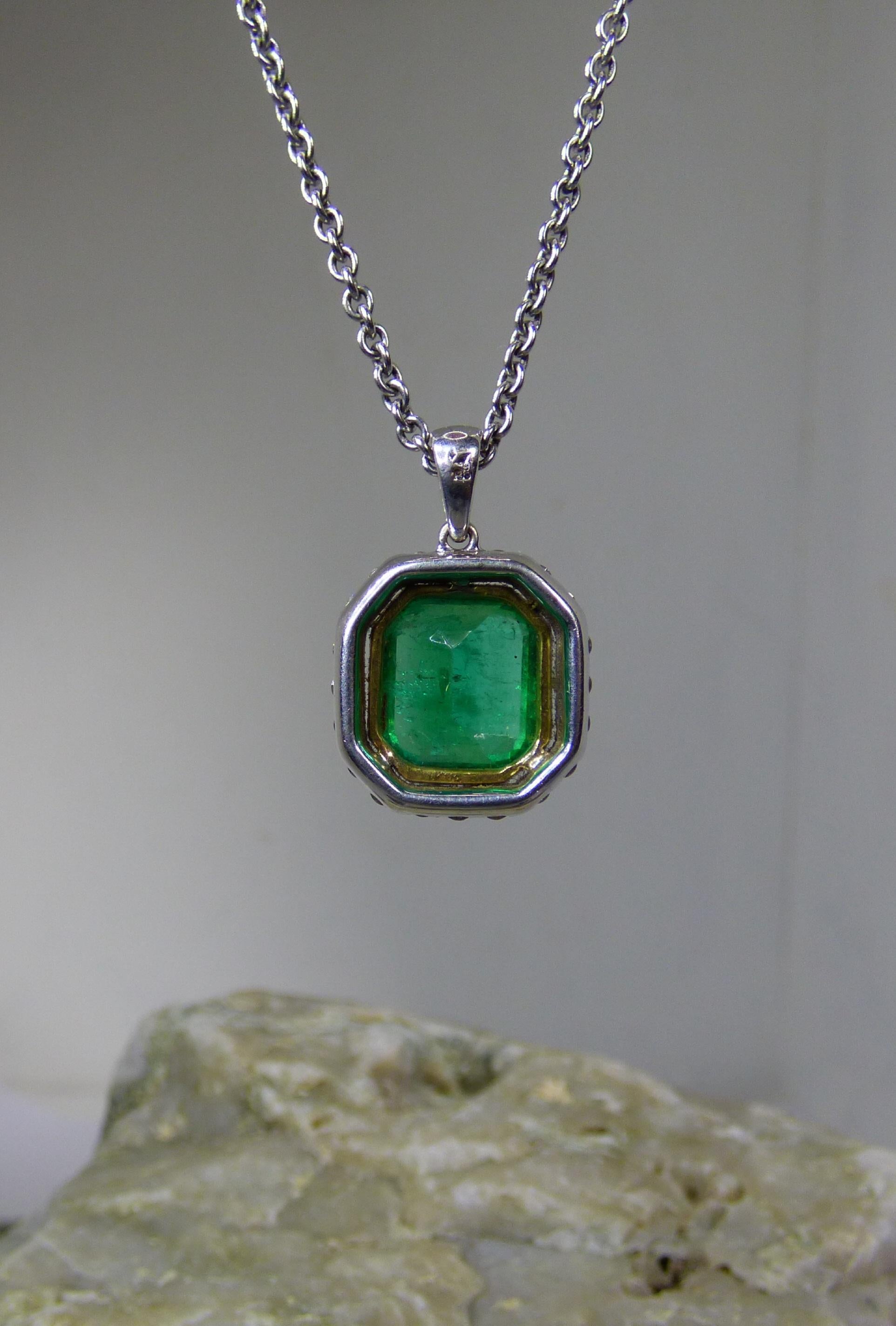 Emerald and Diamond Pendant in 18K Gold In New Condition For Sale In Dublin, IE