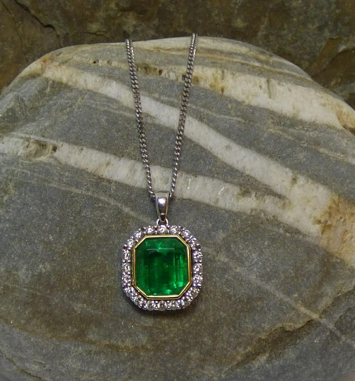 Emerald and Diamond Pendant in 18K Gold For Sale 1