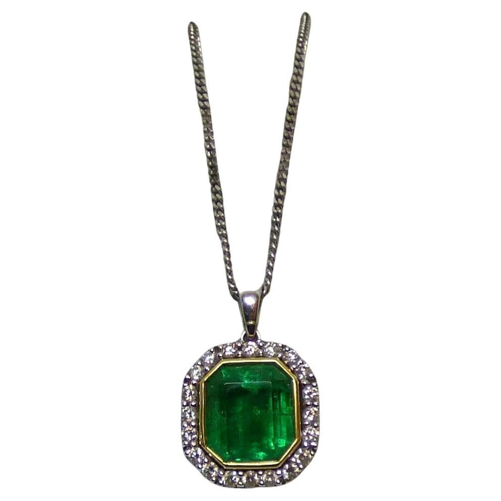 Emerald and Diamond Pendant in 18K Gold For Sale