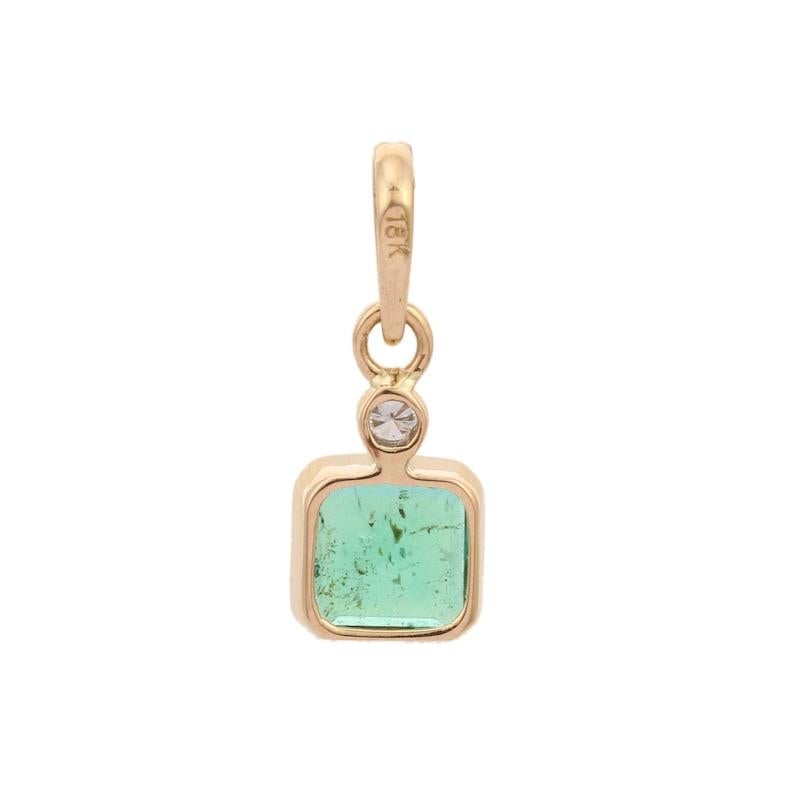 Emerald and Diamond Pendant in 18K Yellow Gold In New Condition For Sale In Houston, TX