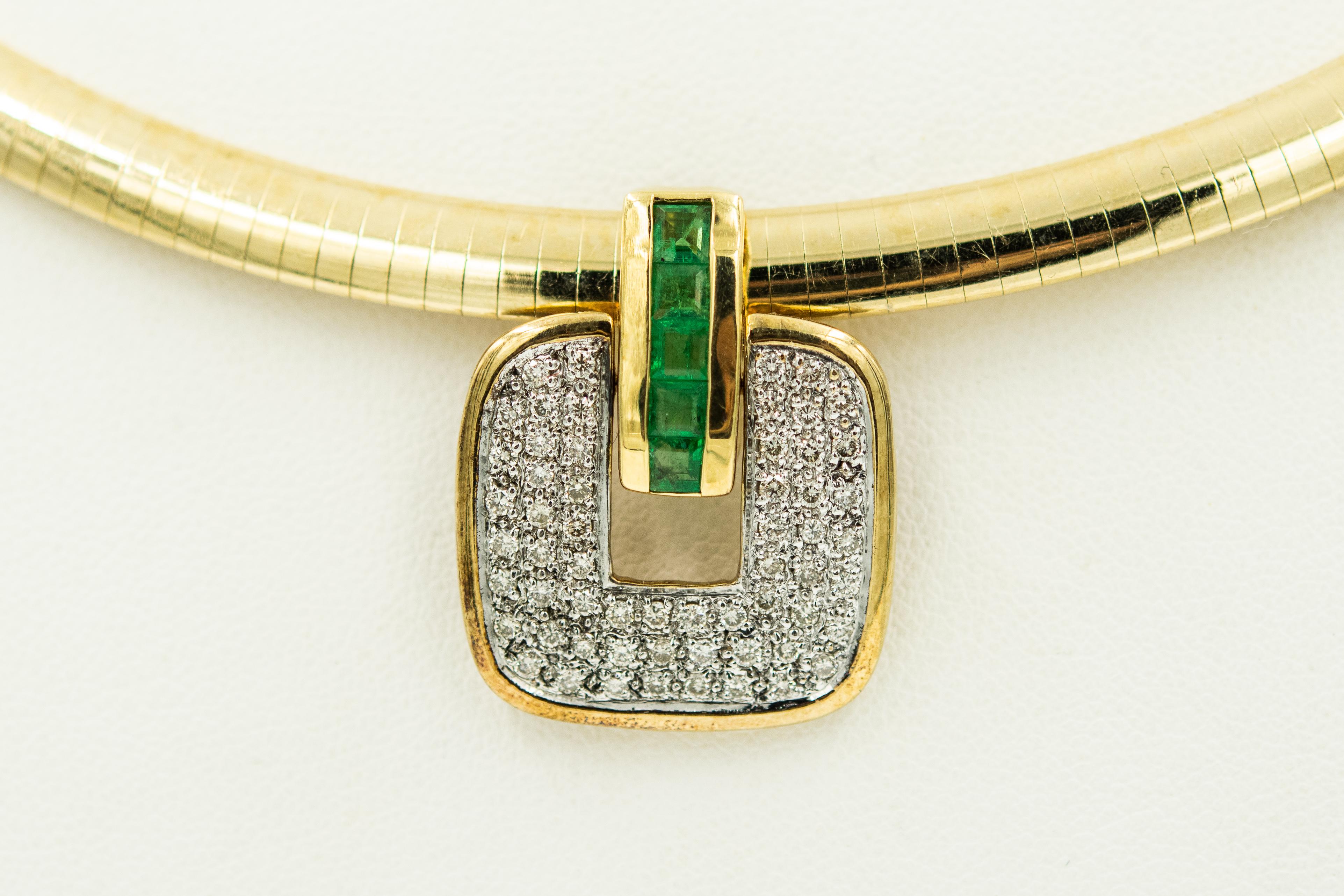 Omega-Halskette mit Smaragd- und Diamant-Anhänger auf Gold (Rundschliff) im Angebot