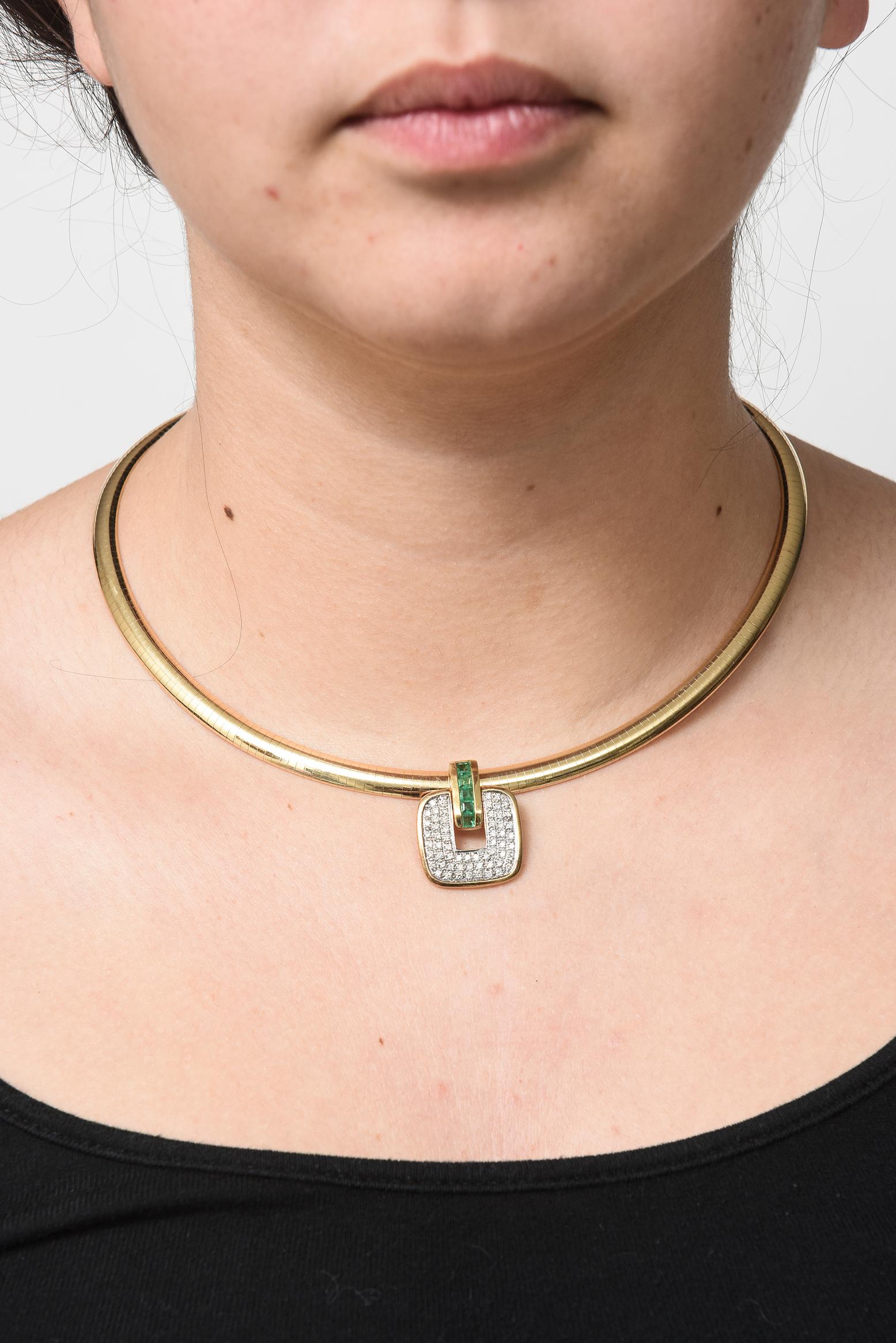 Omega-Halskette mit Smaragd- und Diamant-Anhänger auf Gold im Angebot 1