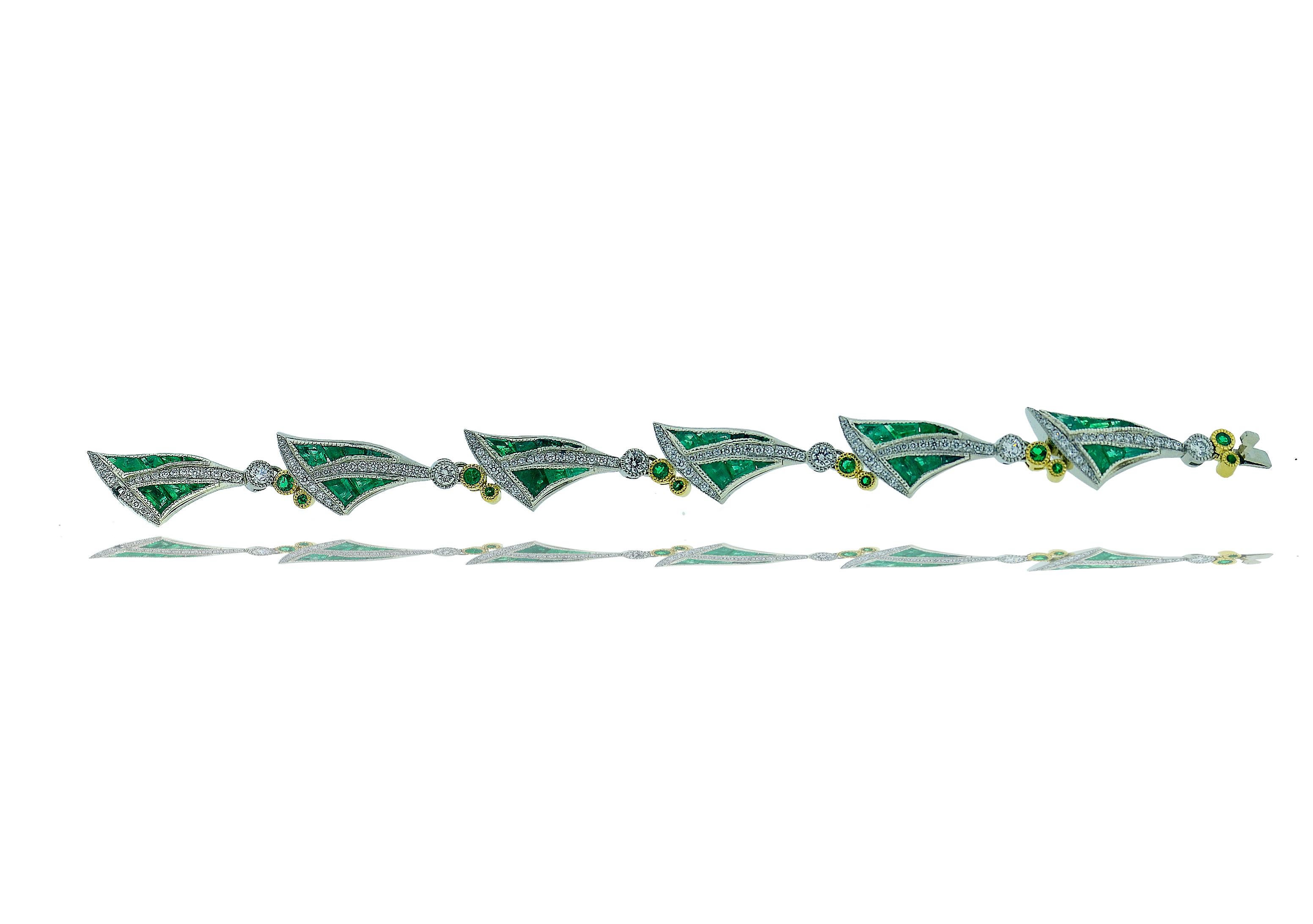 Esta pulsera de esmeraldas y diamantes colombianos contiene lo siguiente.  Hay seis estaciones que tienen siete esmeraldas talladas a medida en cada estación.  Estas esmeraldas talladas a medida varían en tamaño desde 6 x 3 hasta 2,5 x 1,25.  El