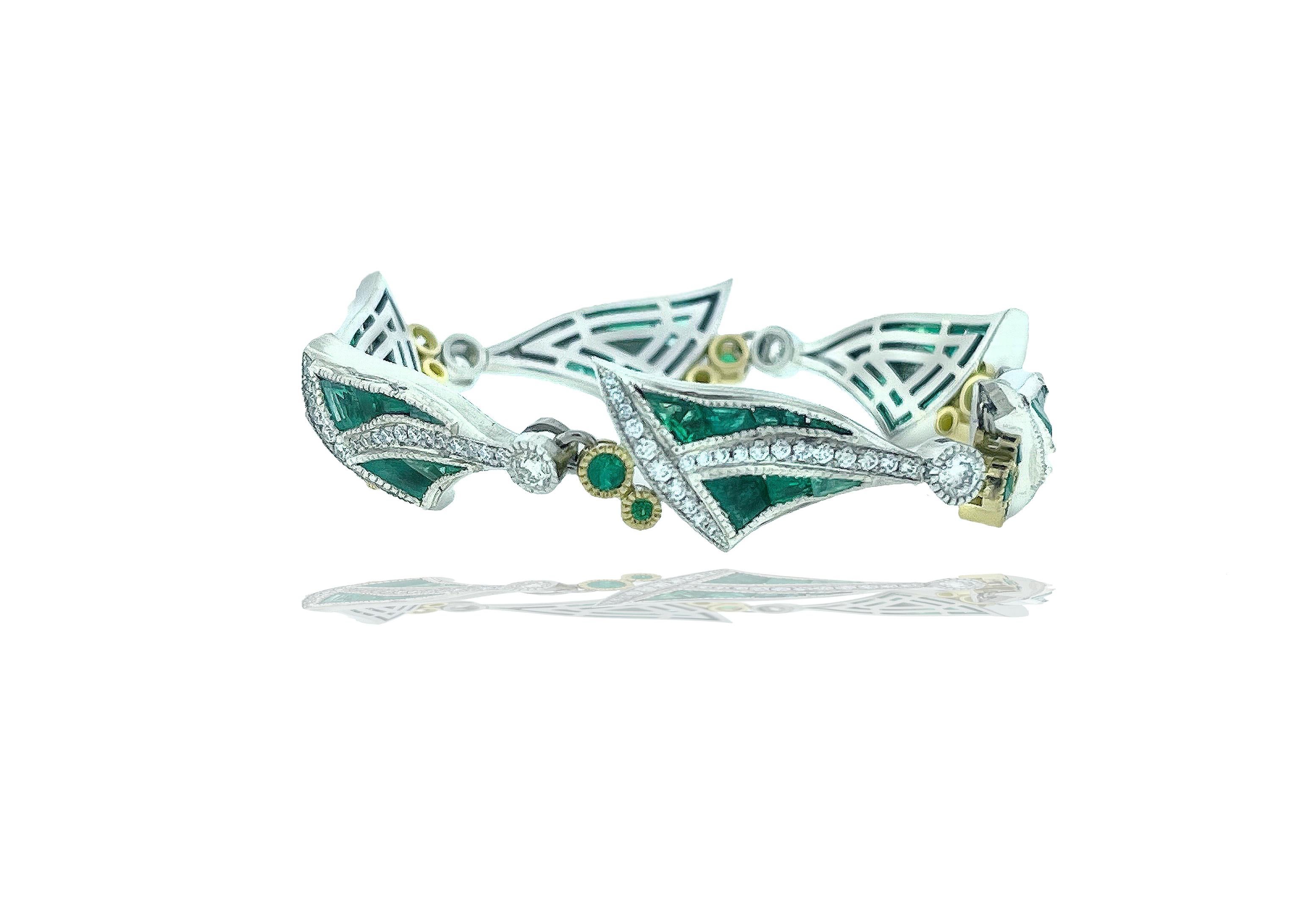 Pulsera de esmeraldas y diamantes en platino y oro amarillo de 18k Art Decó en venta