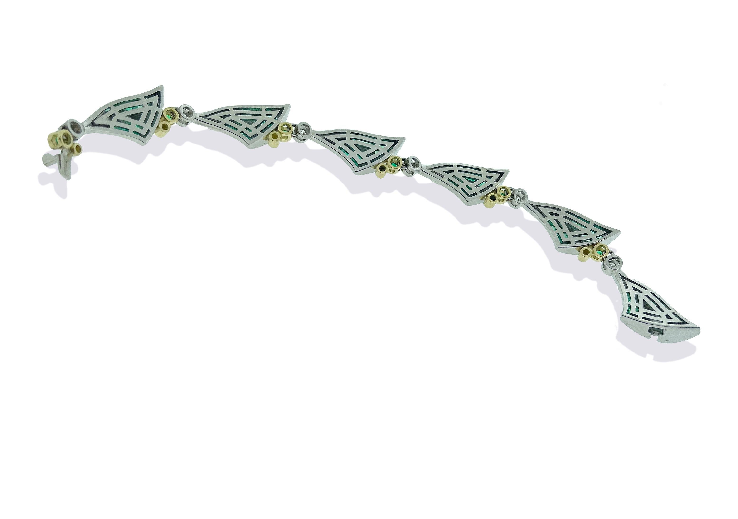 Pulsera de esmeraldas y diamantes en platino y oro amarillo de 18k Corte baguette en venta