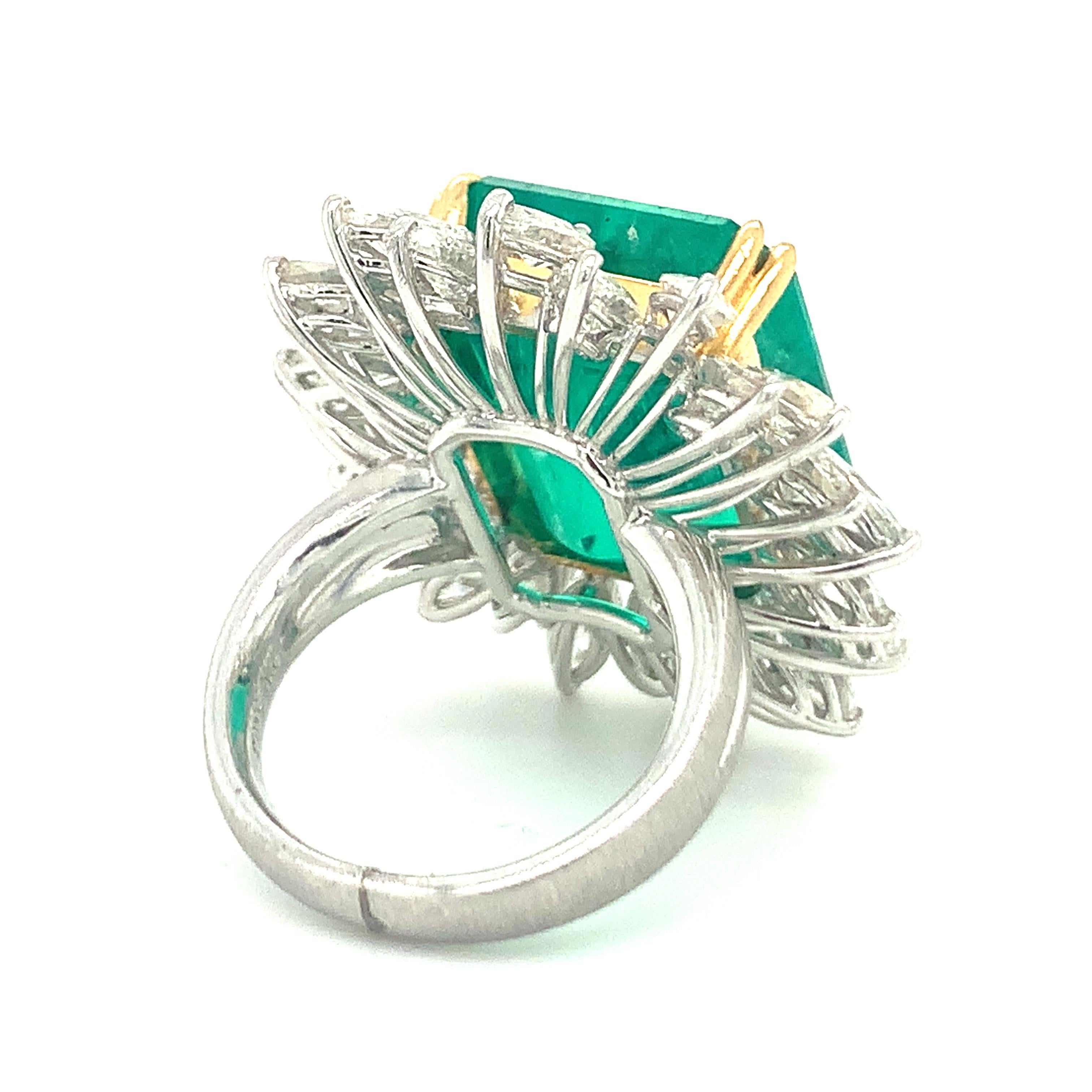 Emerald and Diamond Platinum and Gold Ring In Good Condition For Sale In Beverly Hills, CA