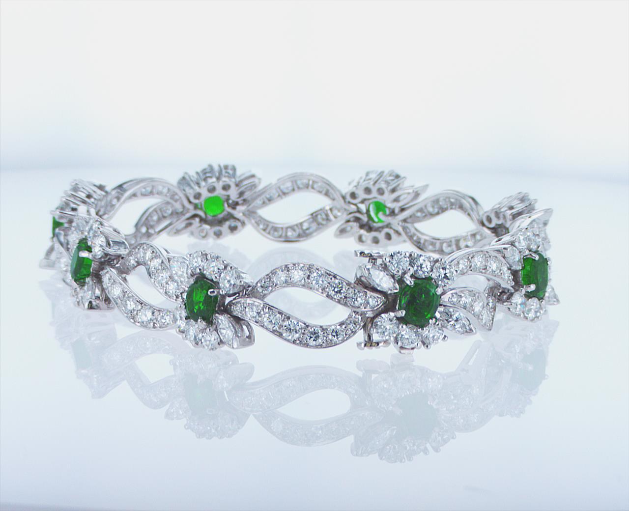 Platinarmband mit Smaragd und Diamanten (Moderne) im Angebot