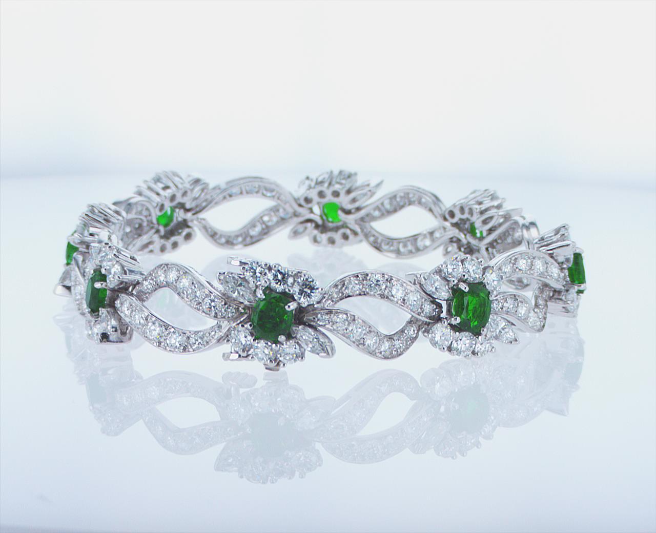 Platinarmband mit Smaragd und Diamanten (Marquiseschliff) im Angebot