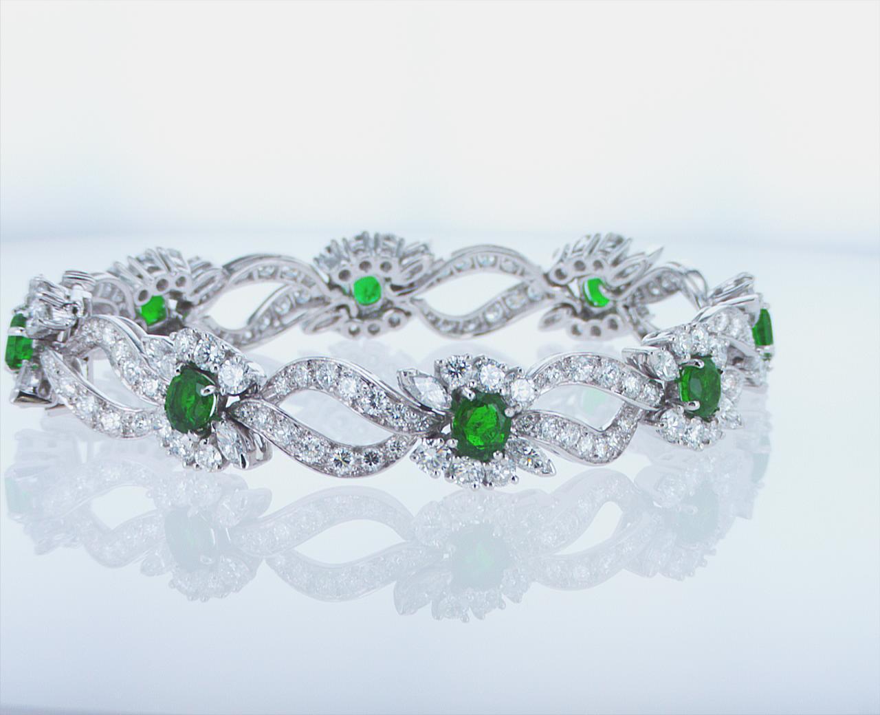 Emerald and Diamond Platinum Bracelet In New Condition For Sale In New York, NY