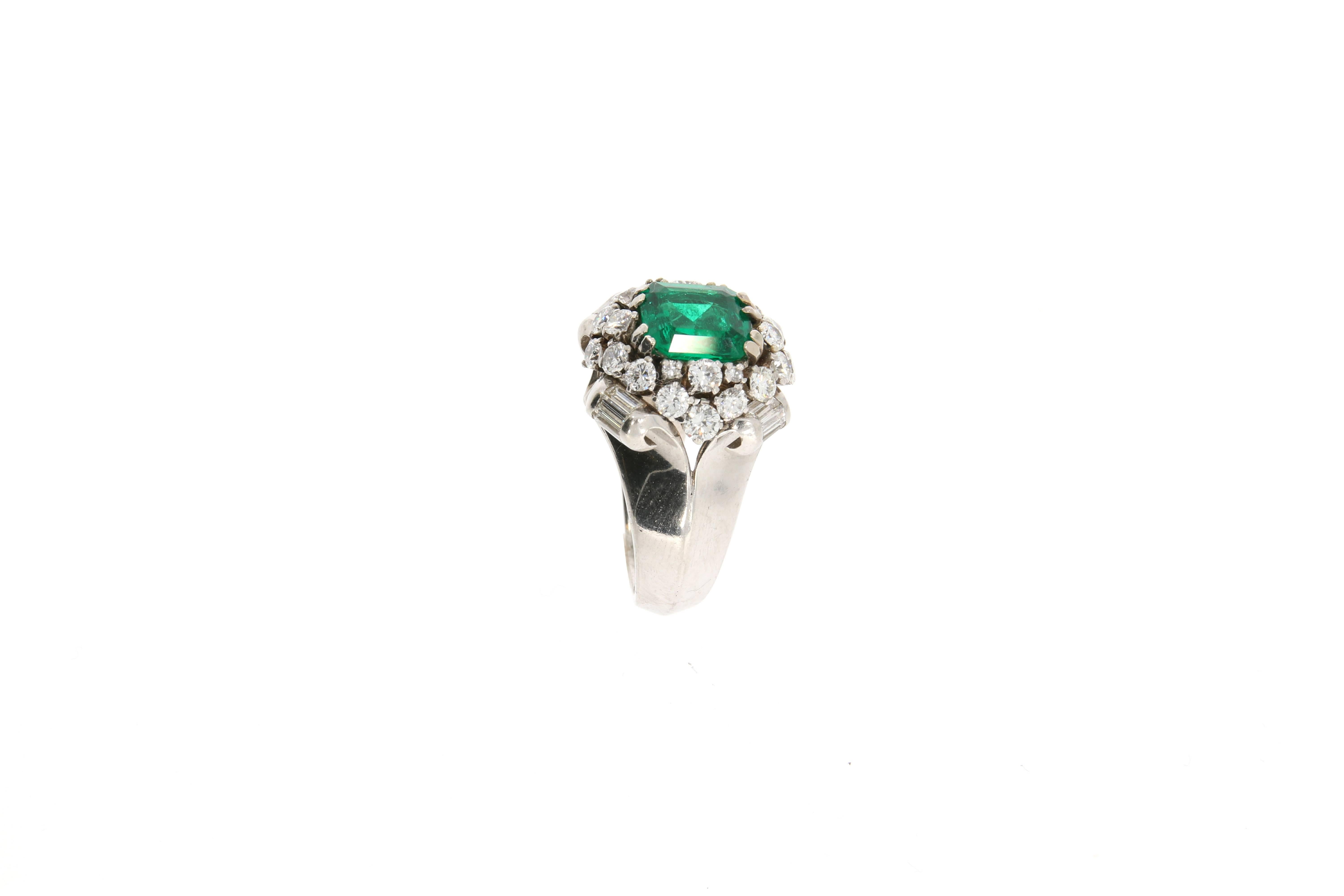 Emerald and Diamond Platinum Cocktail Ring, circa 1940-1950 In Excellent Condition For Sale In Munich, DE
