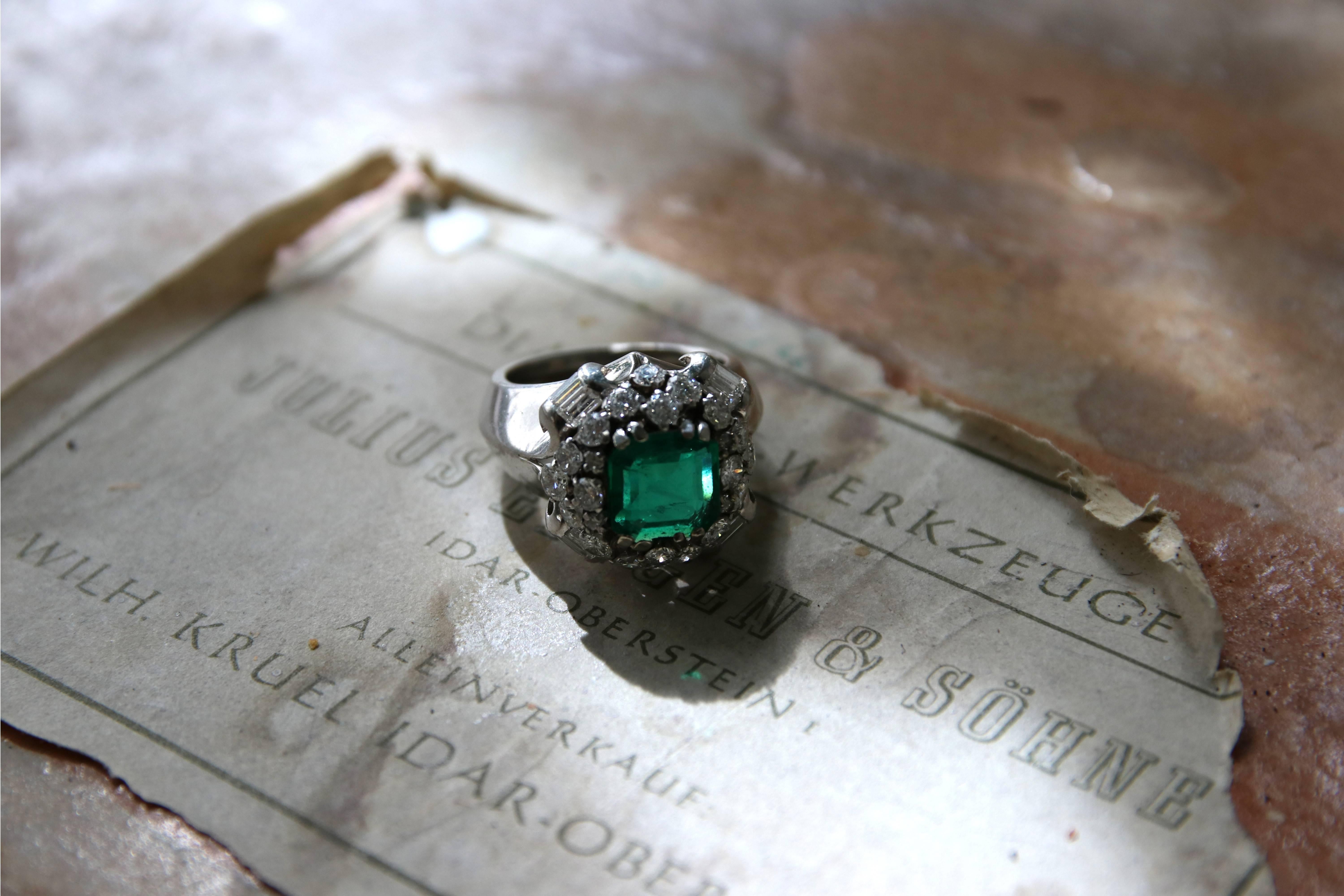 Emerald and Diamond Platinum Cocktail Ring, circa 1940-1950 For Sale 3