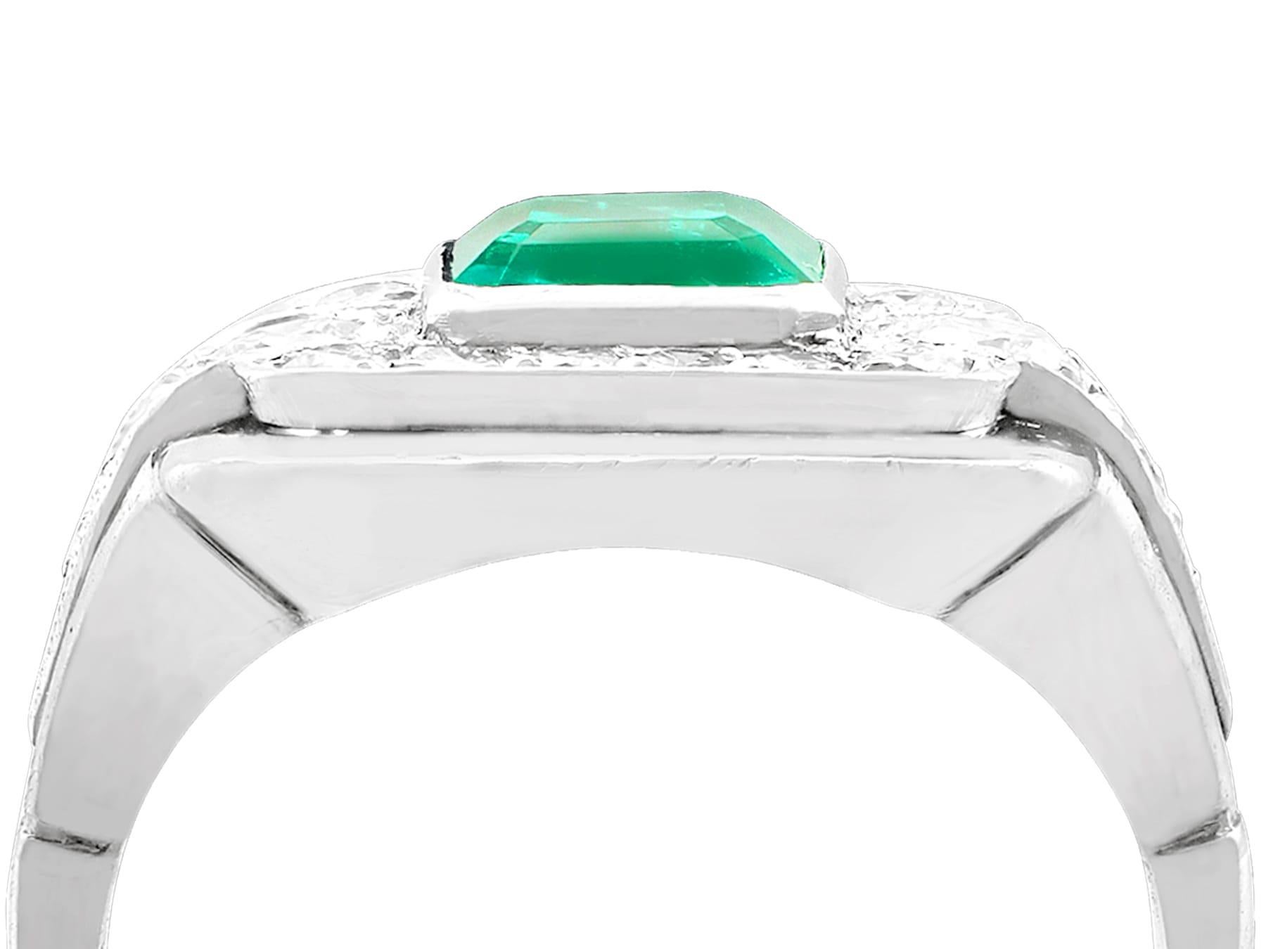 Ein beeindruckender Vintage-Ring mit einem Smaragd von 0,69 Karat und einem Diamanten von 0,52 Karat, in Platin und 18 Karat Weißgold gefasst; Teil unserer vielfältigen Vintage-Schmuckkollektionen.

Dieser atemberaubende, feine und beeindruckende