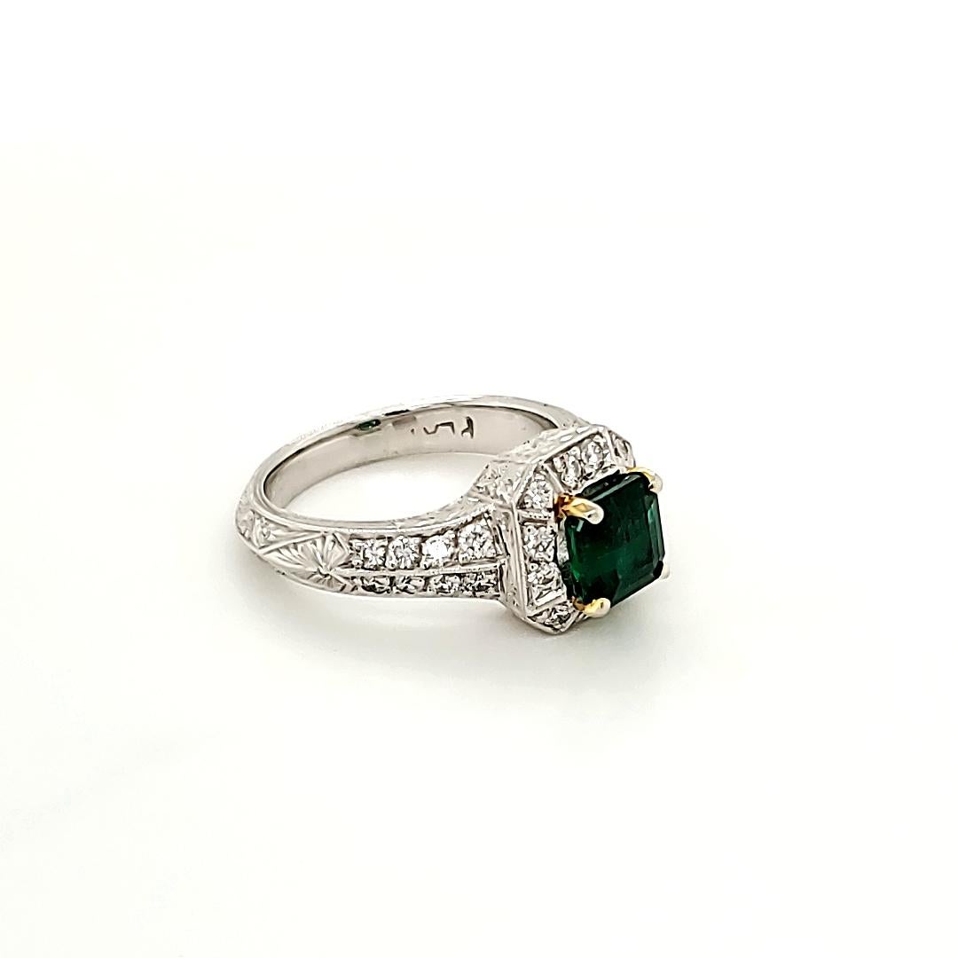 Smaragd und Diamant Verlobungsring aus Platin:

Der Art-Deco-Ring besteht aus einem grünen Smaragd von 1,65 Karat im Smaragdschliff und weißen Diamanten, die um den Smaragd herum und auf dem Schaft verziert sind und 0,32 Karat wiegen. Der Smaragd