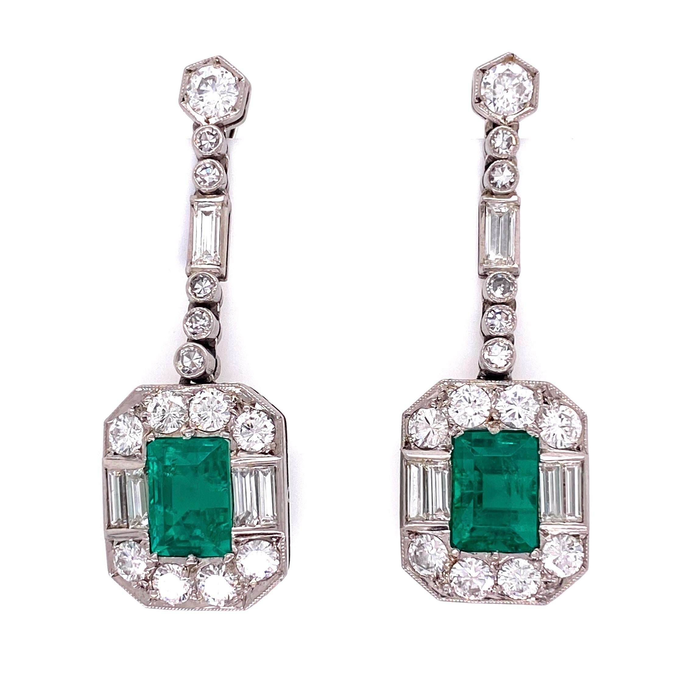 Emerald and Diamond Platinum Retro Drop Earrings Estate Fine Jewelry In Excellent Condition In Montreal, QC