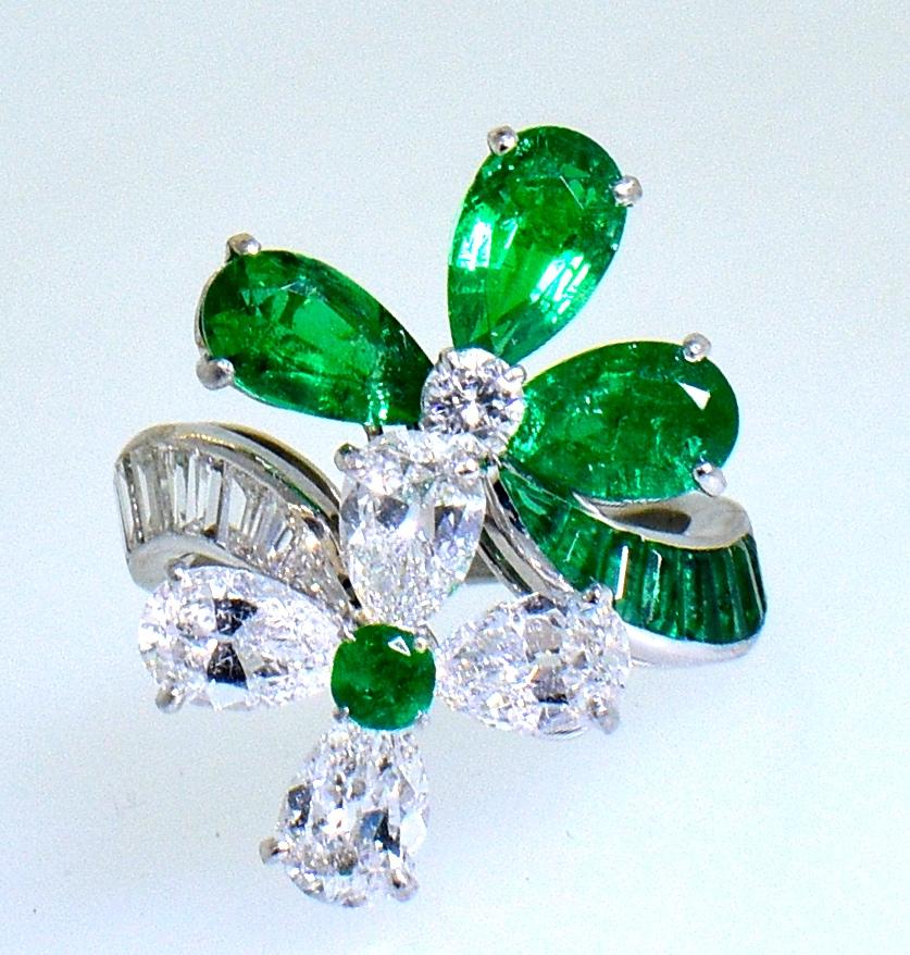 Diamond and emerald fine platinum ring with a 