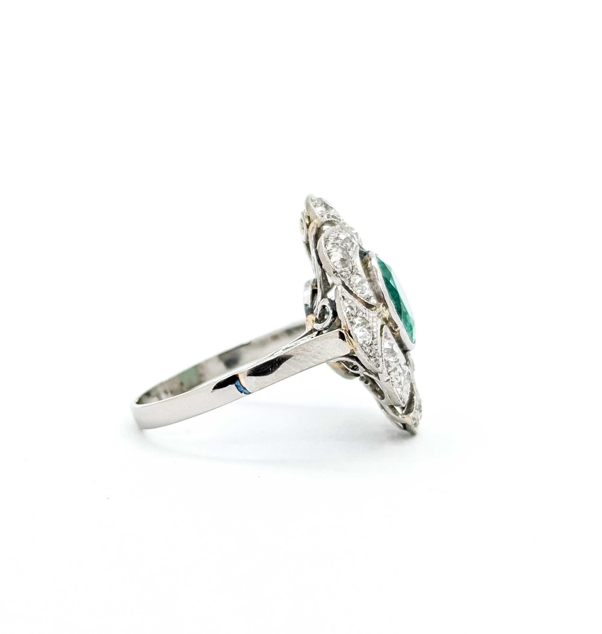Anillo de platino con esmeralda y diamantes

Te presentamos este radiante anillo elaborado en platino con un cautivador diseño Art Déco. Esta impresionante pieza presenta una exuberante esmeralda de 1,69 quilates, la pieza central del anillo,