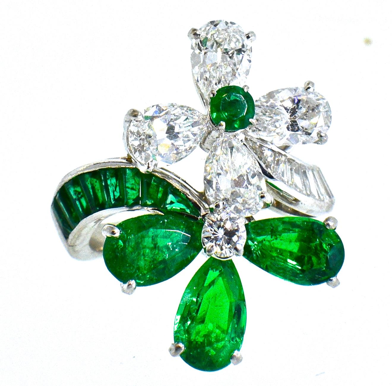 Emerald and Diamond Platinum Ring In Excellent Condition In Aspen, CO
