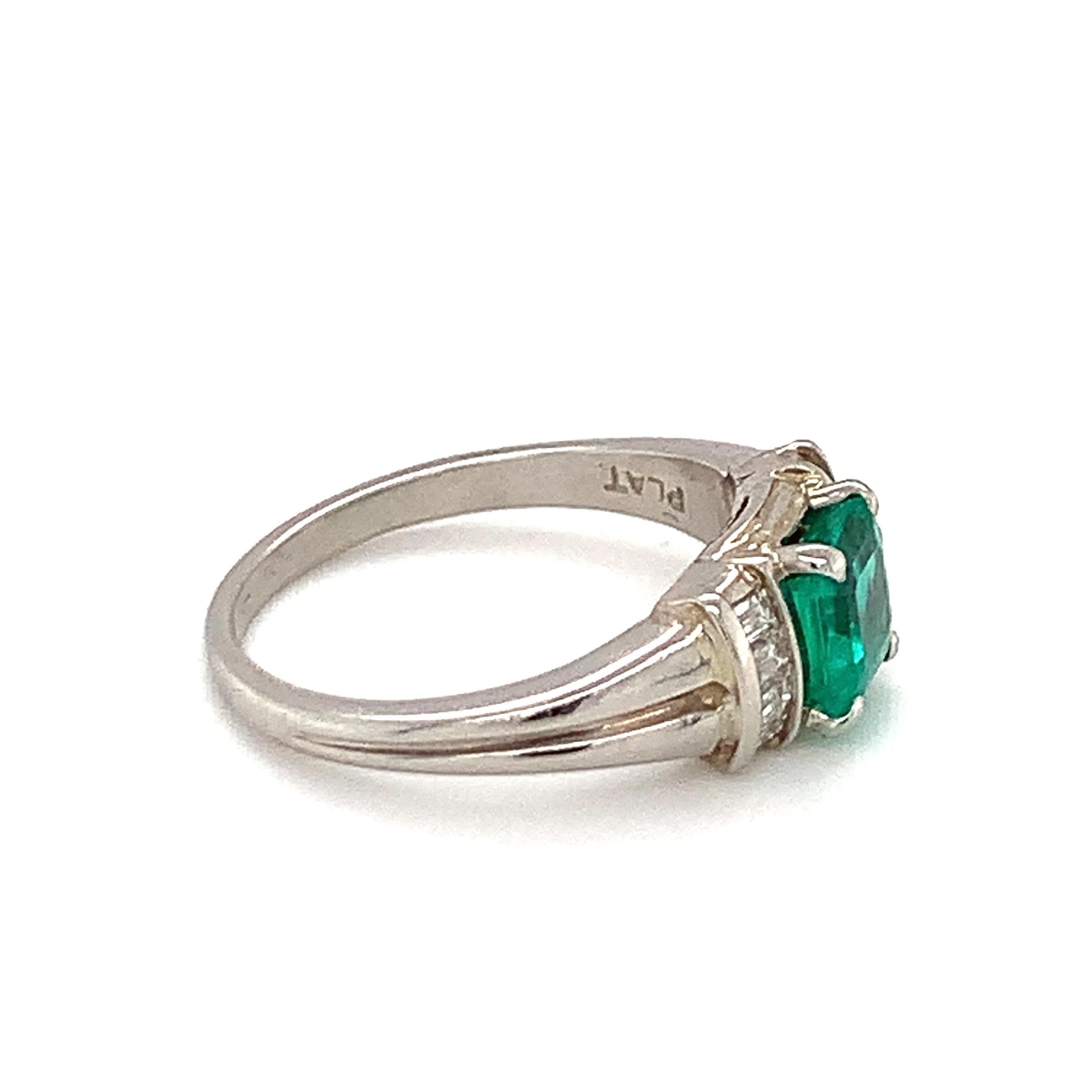 Emerald and Diamond Platinum Ring In Good Condition For Sale In Beverly Hills, CA
