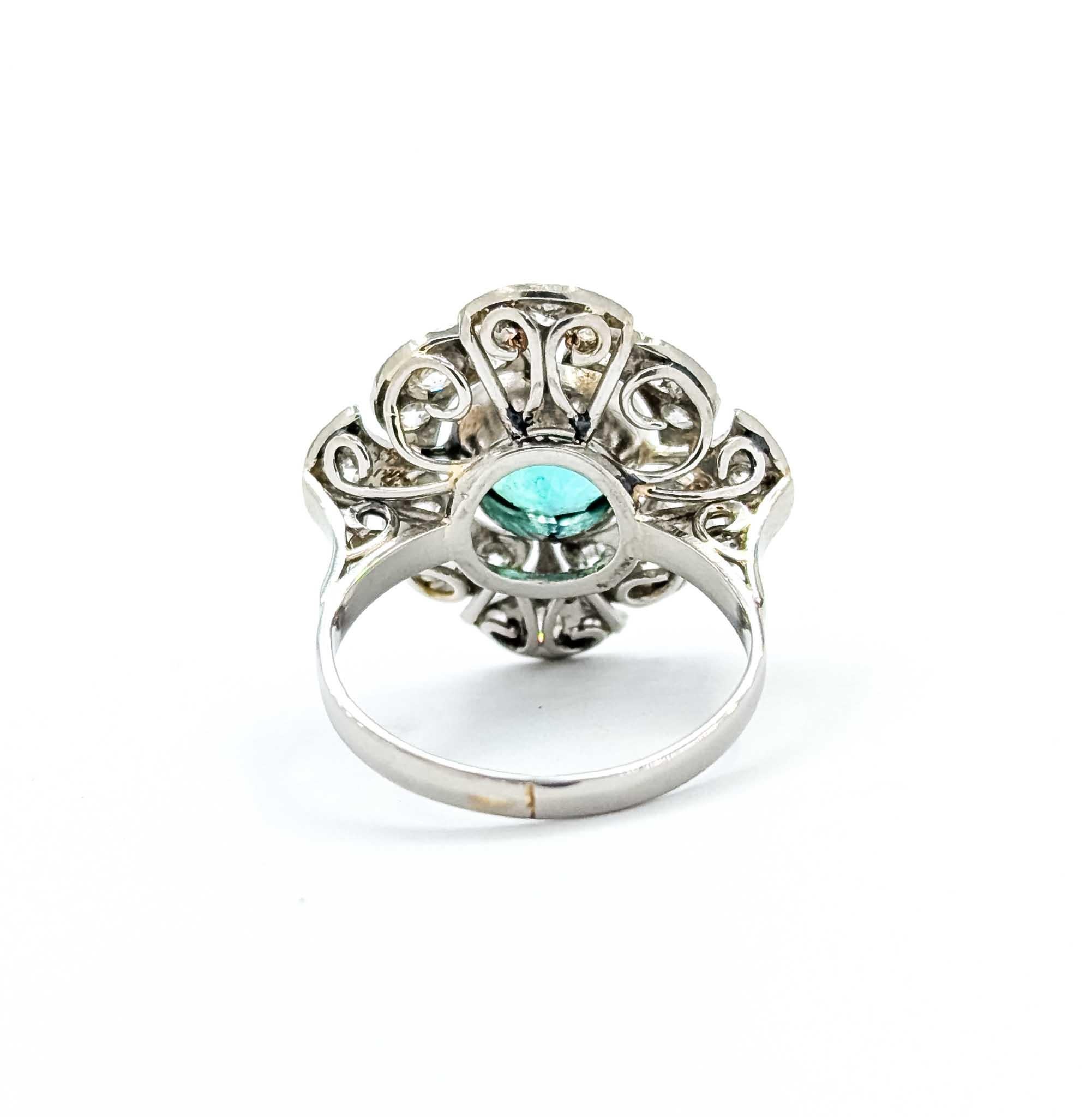 Anillo de platino con esmeralda y diamantes en venta 1